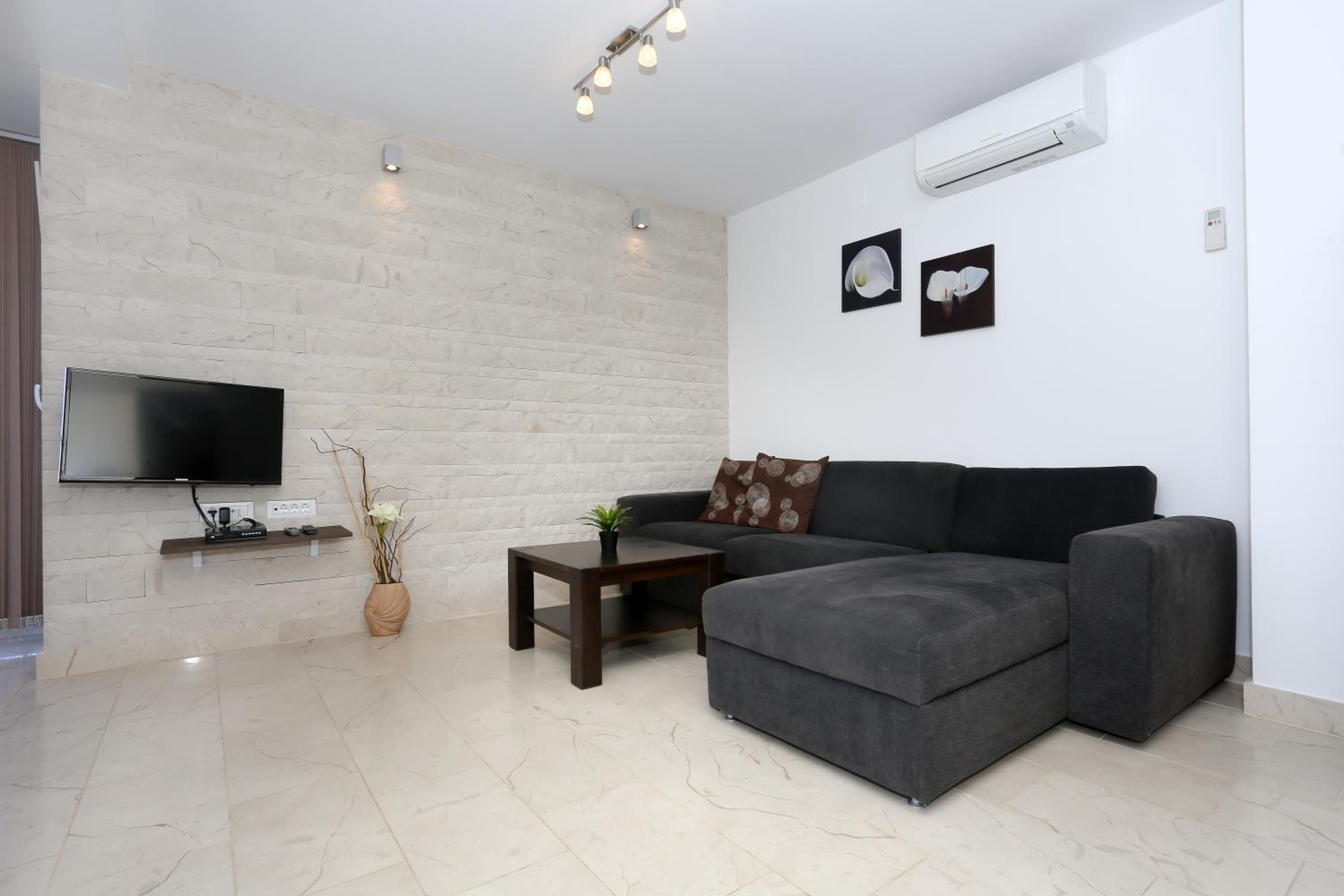 Appartamento Comfort con 1 Camera da Letto, Terrazza e Vista Mare