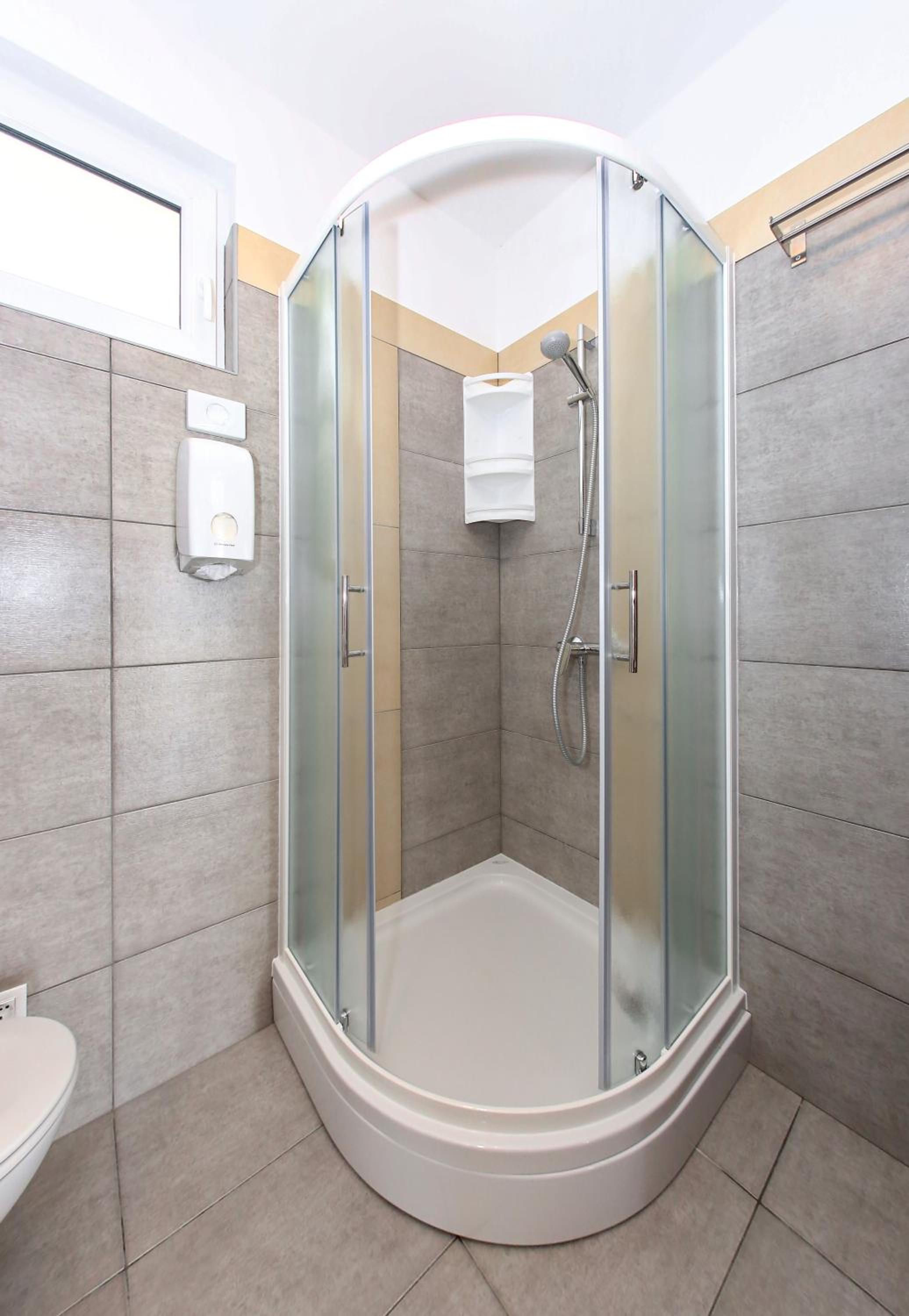 Two-Bedroom Apartment with Private Garden and Hot Tub -  Ground Floor photo 3