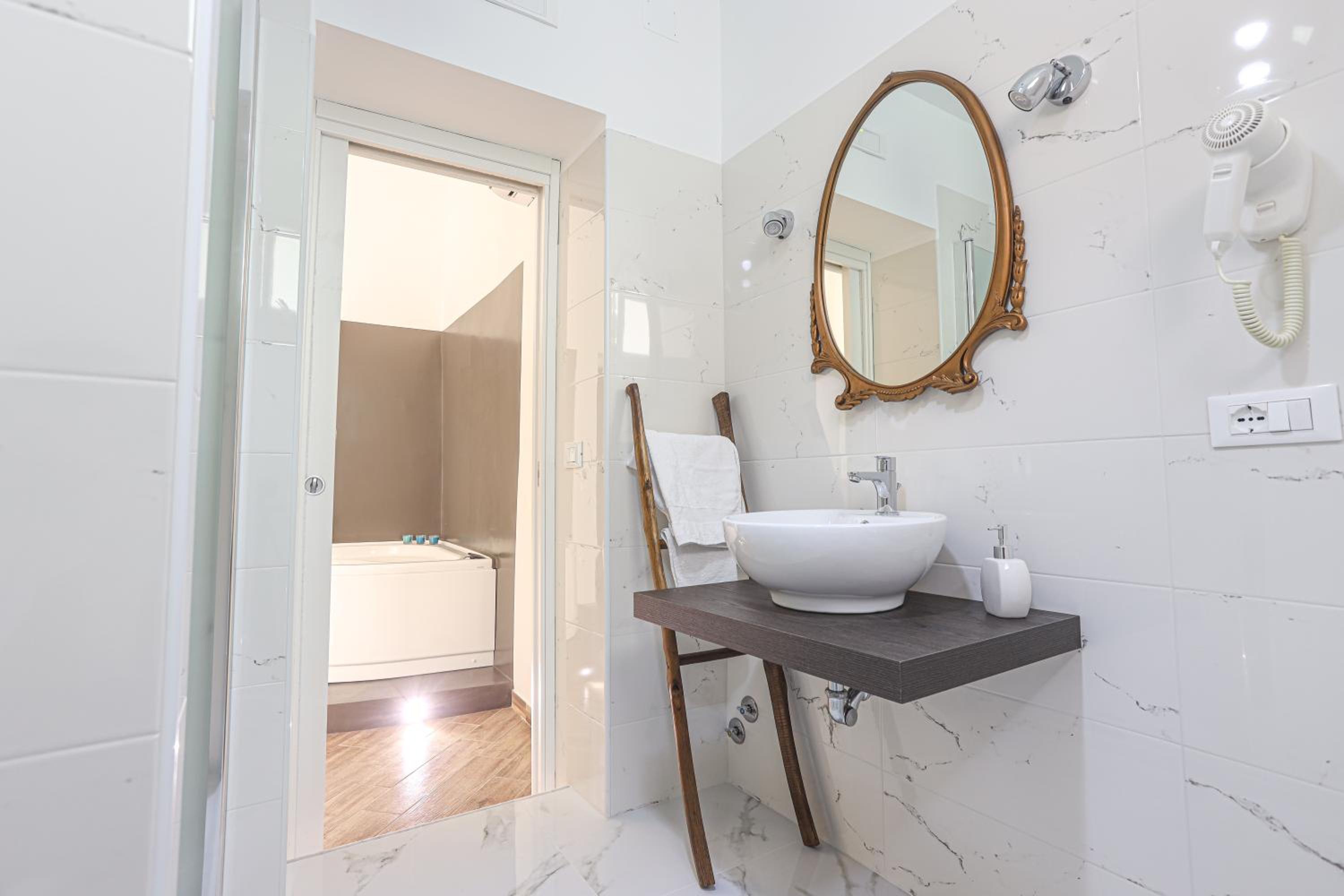 King Room with Spa Bath - Photo 4