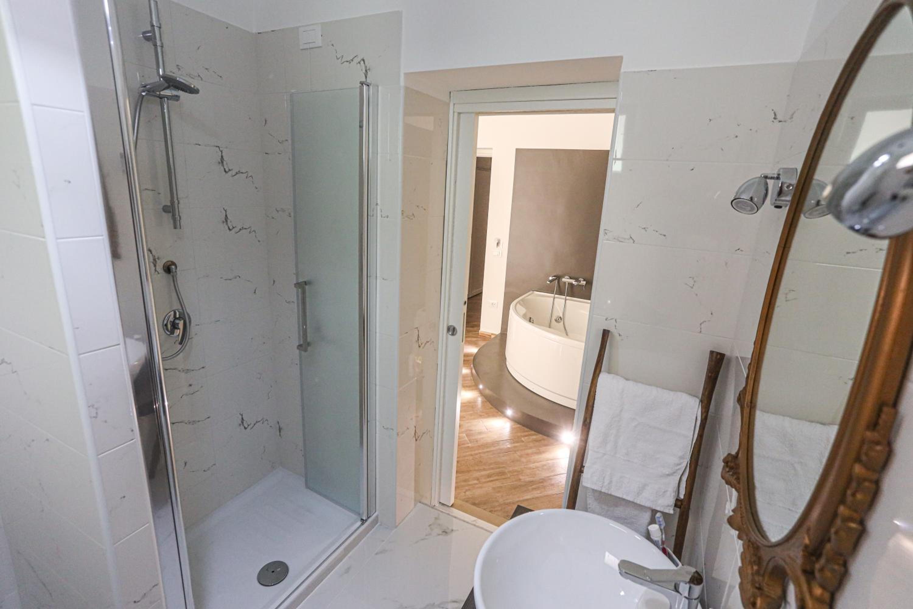 King Room with Spa Bath - Photo 2
