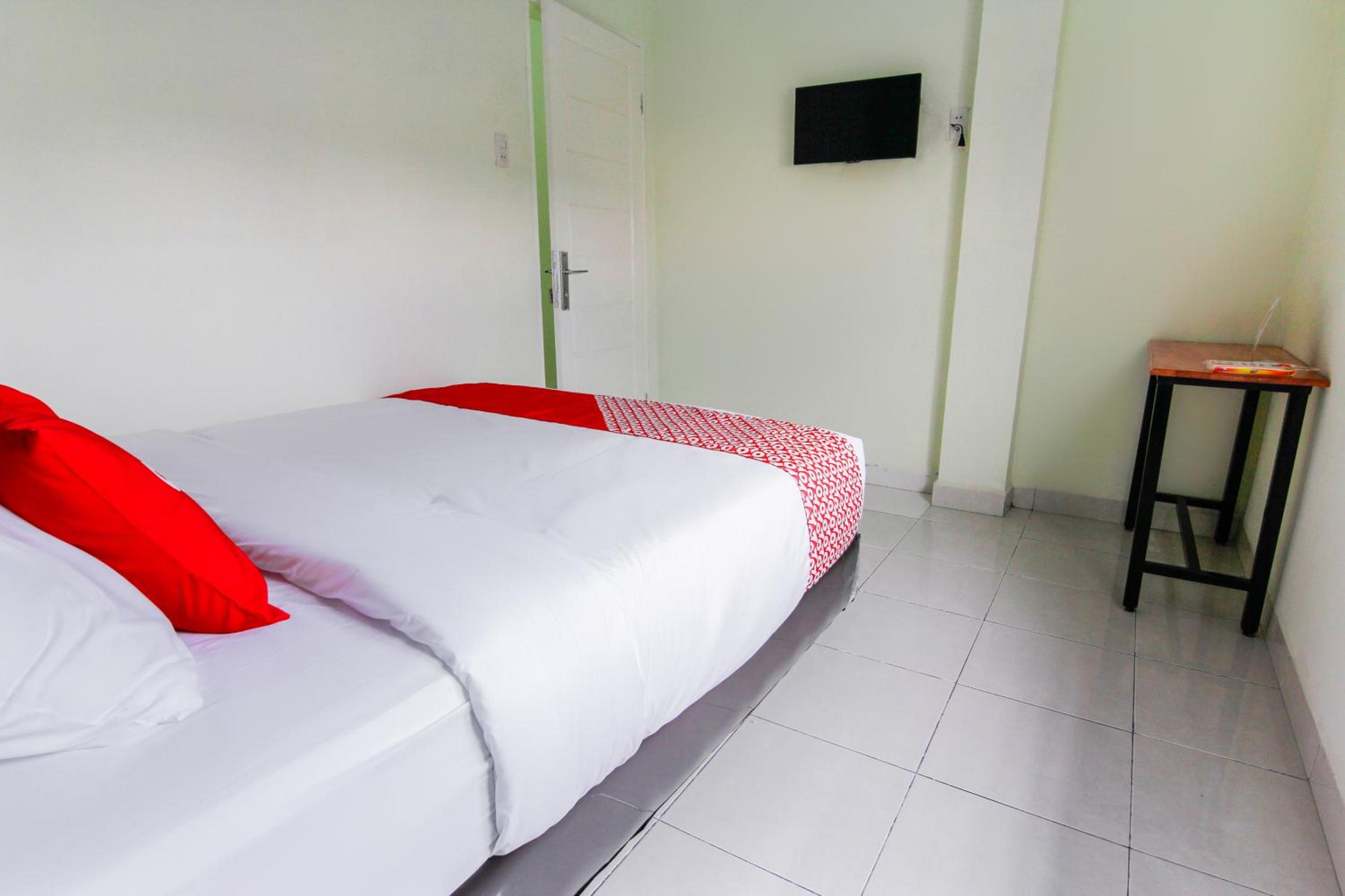Standard King Room - Photo 16
