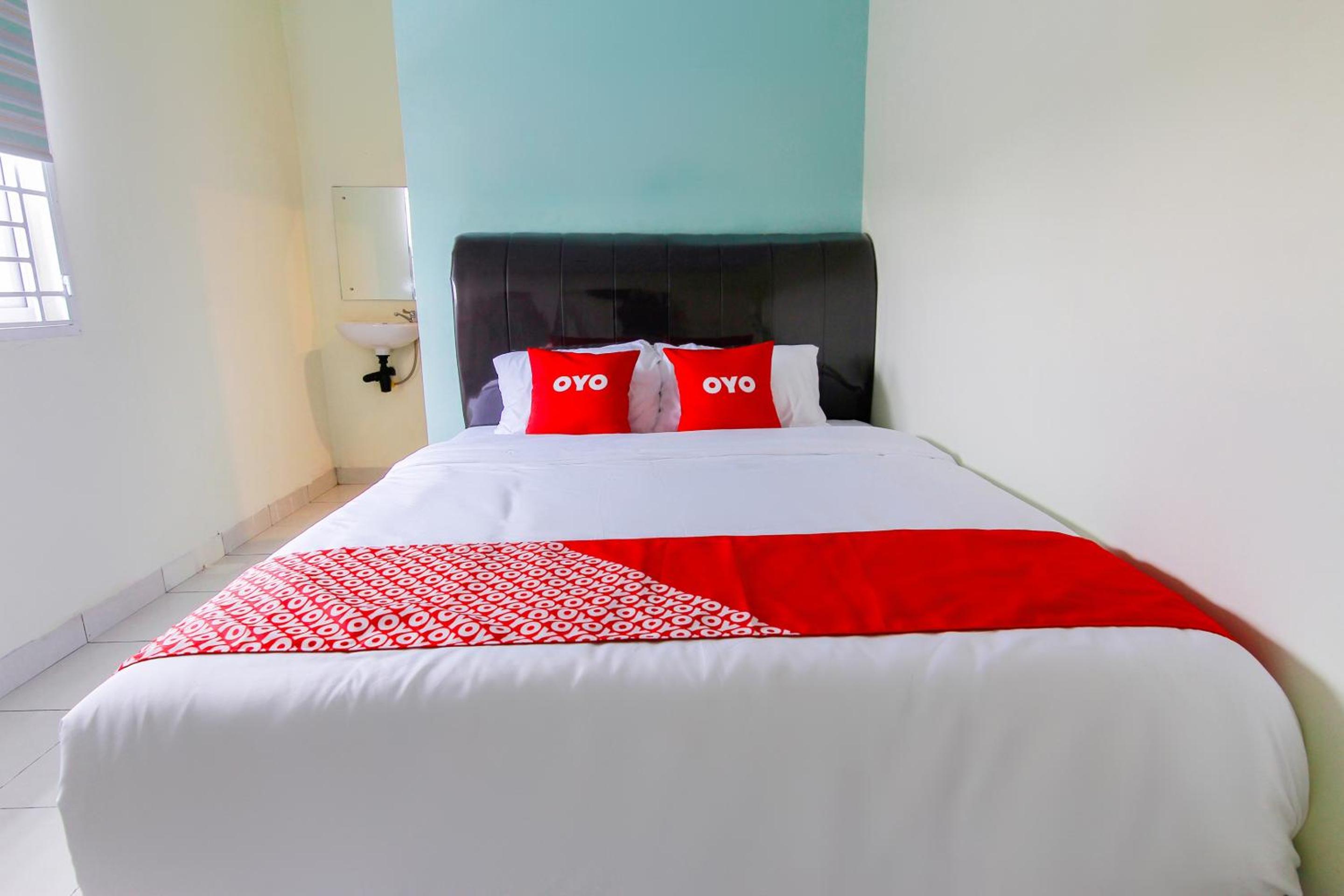 Standard King Room - Photo 20