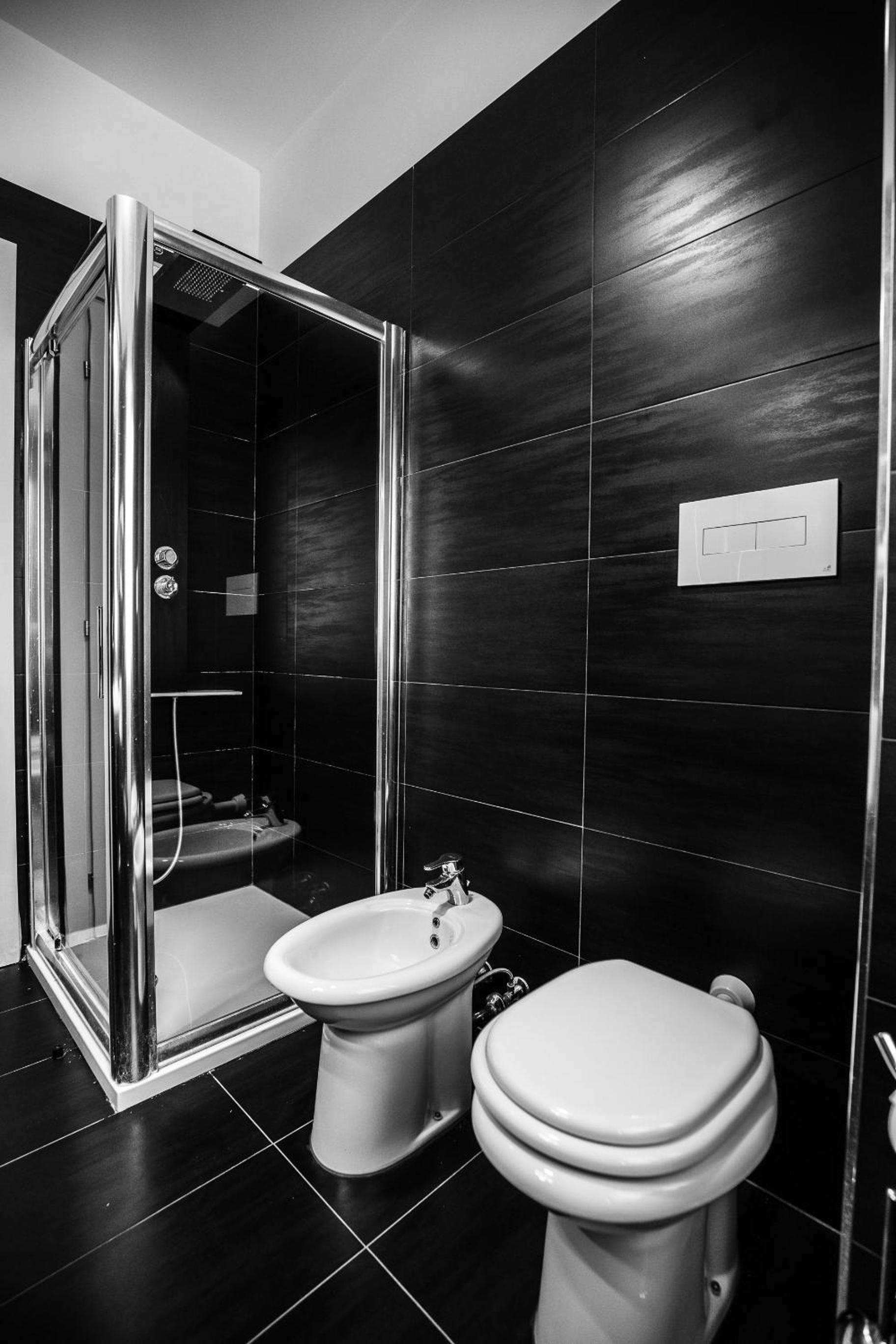 King Suite with Spa Bath - Photo 5