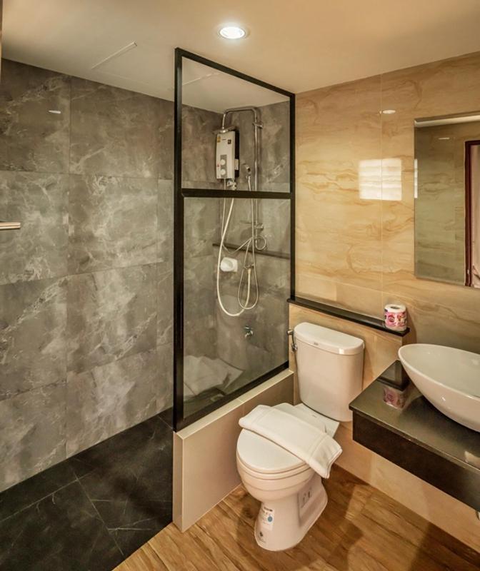 Standard Queen Room - Photo 13