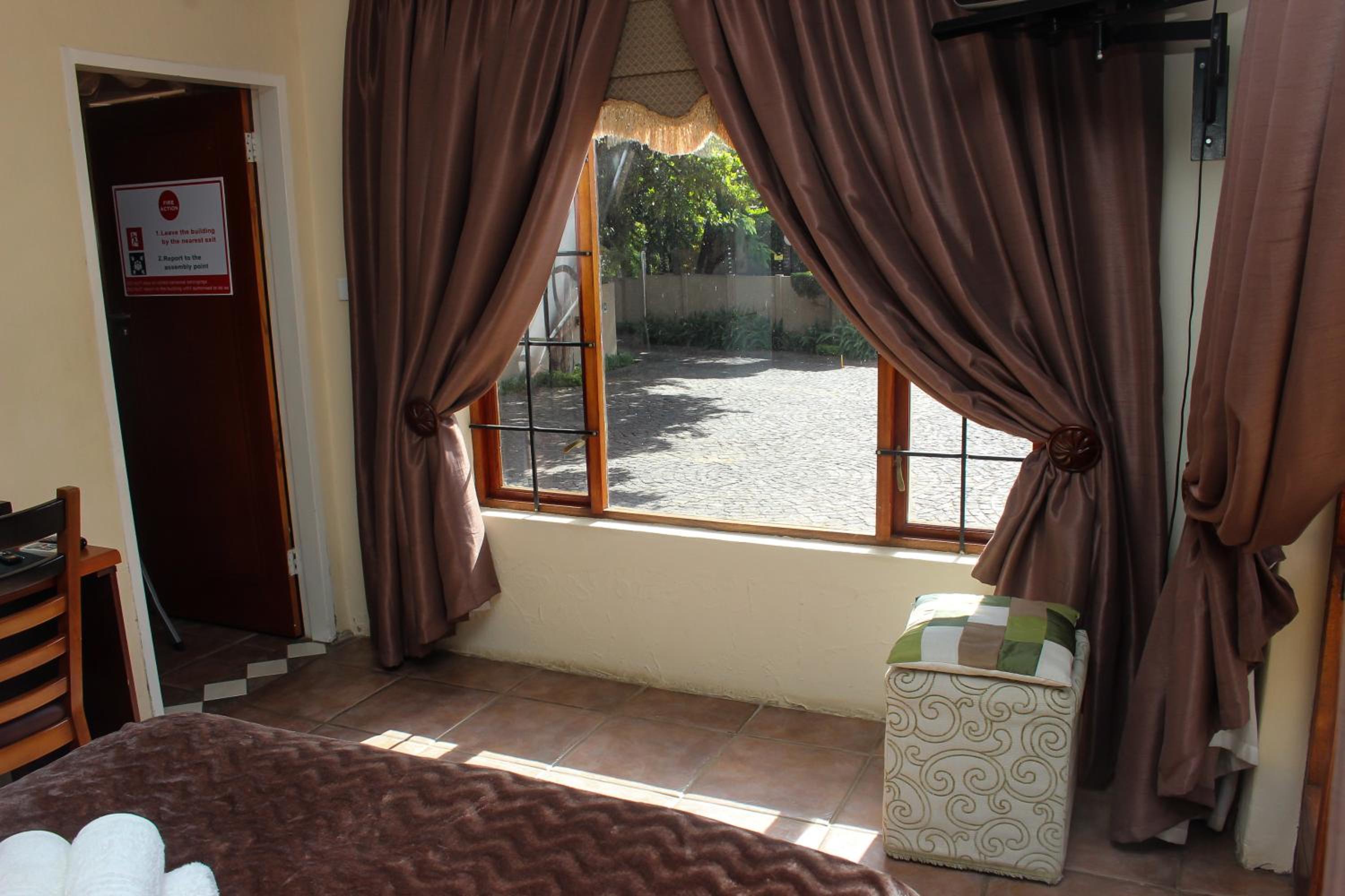 Large Double Room - Photo 3
