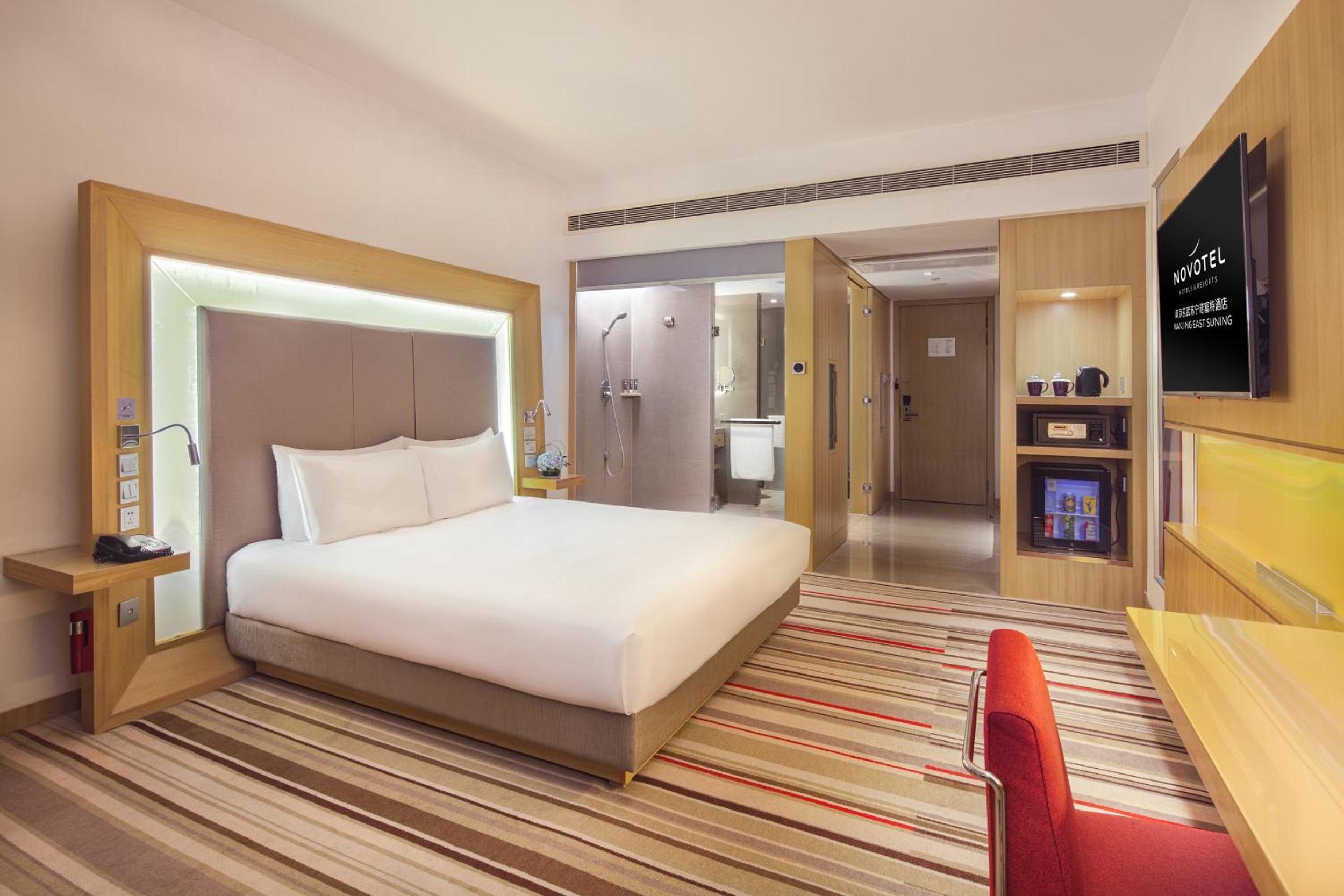 Superior Room with King Bed - Photo 9