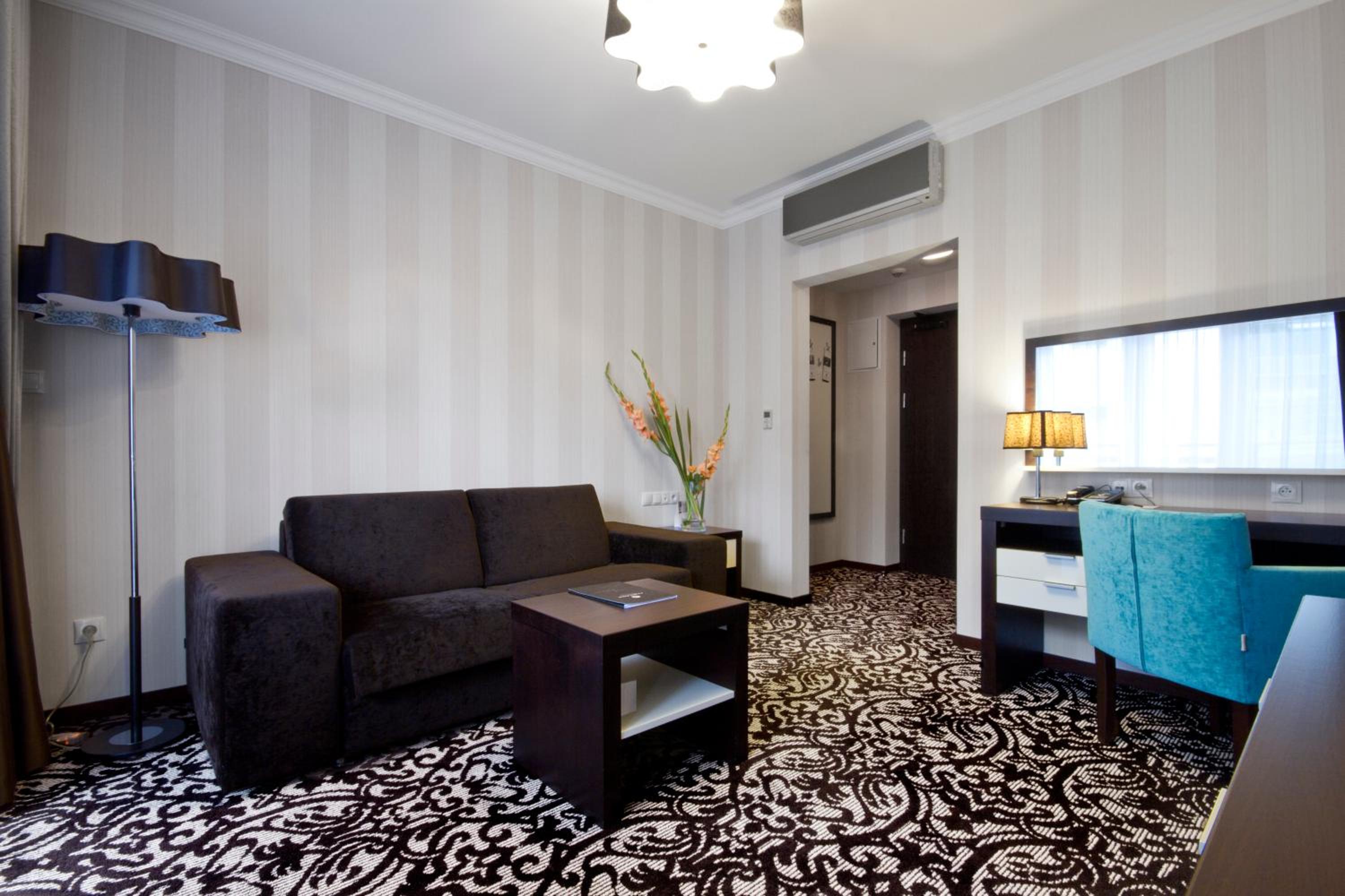 Superior Family Room photo 1