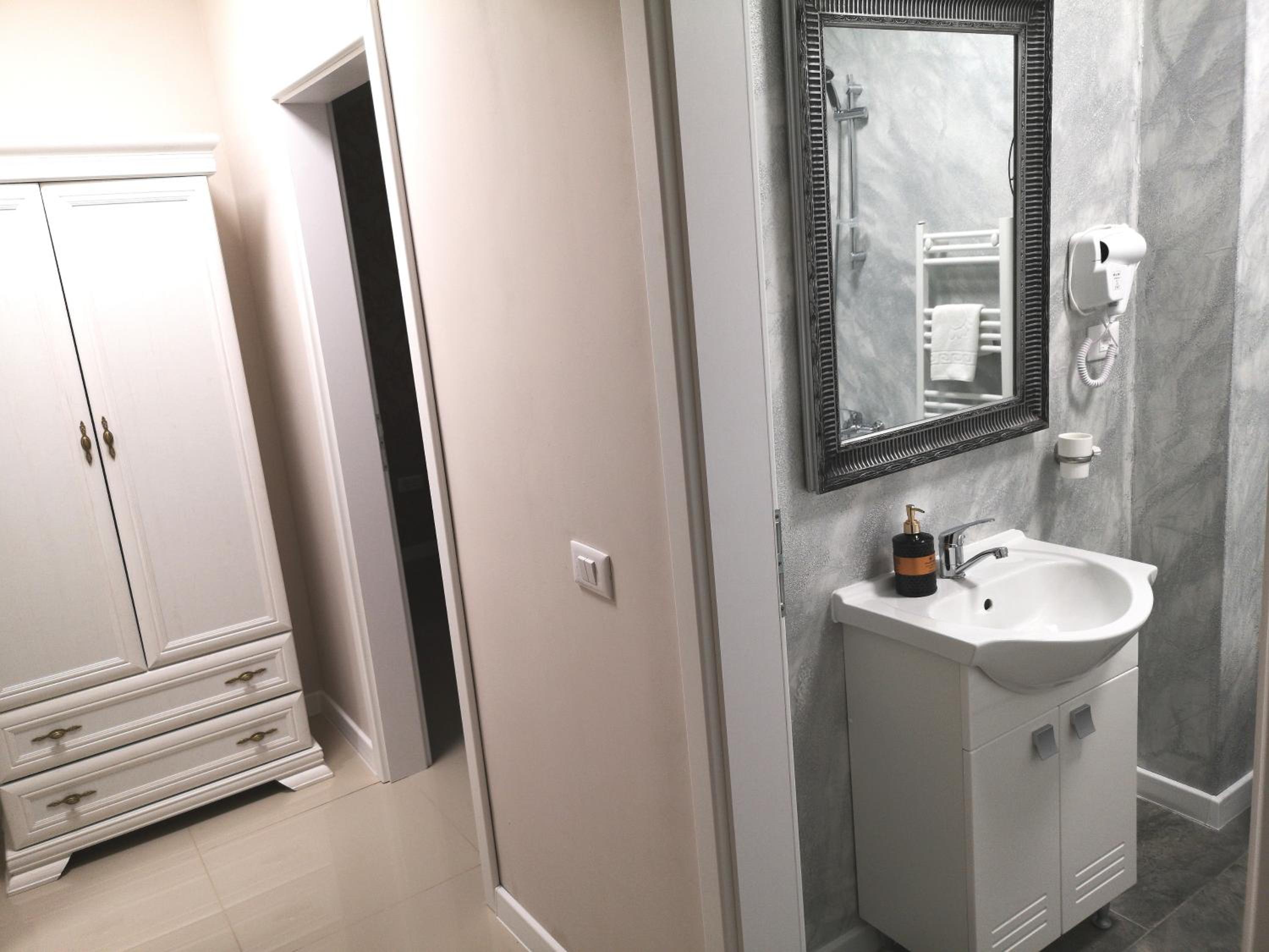 Studio Apartment - Photo 8