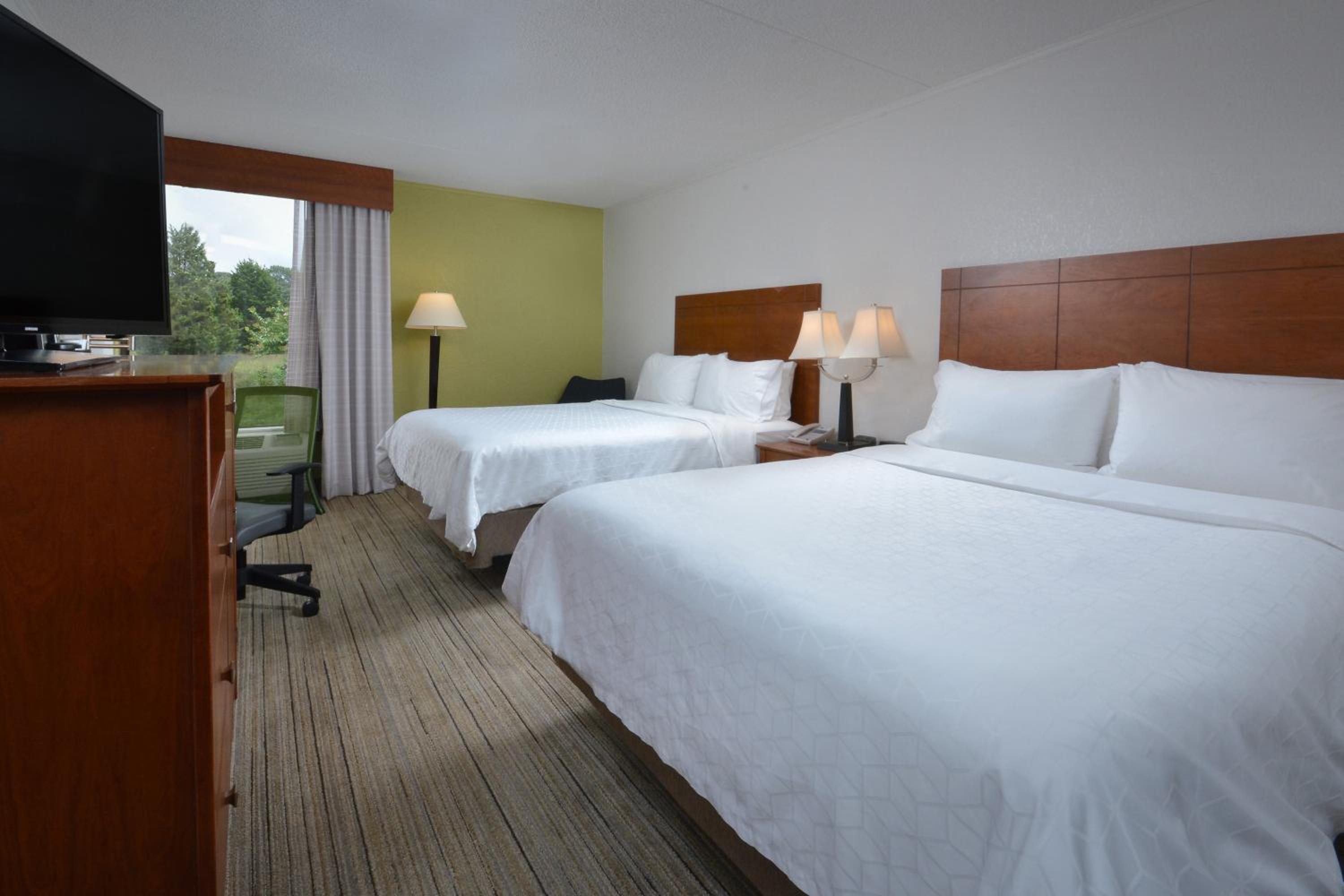 Standard Room with Two Queen Beds - Photo 6