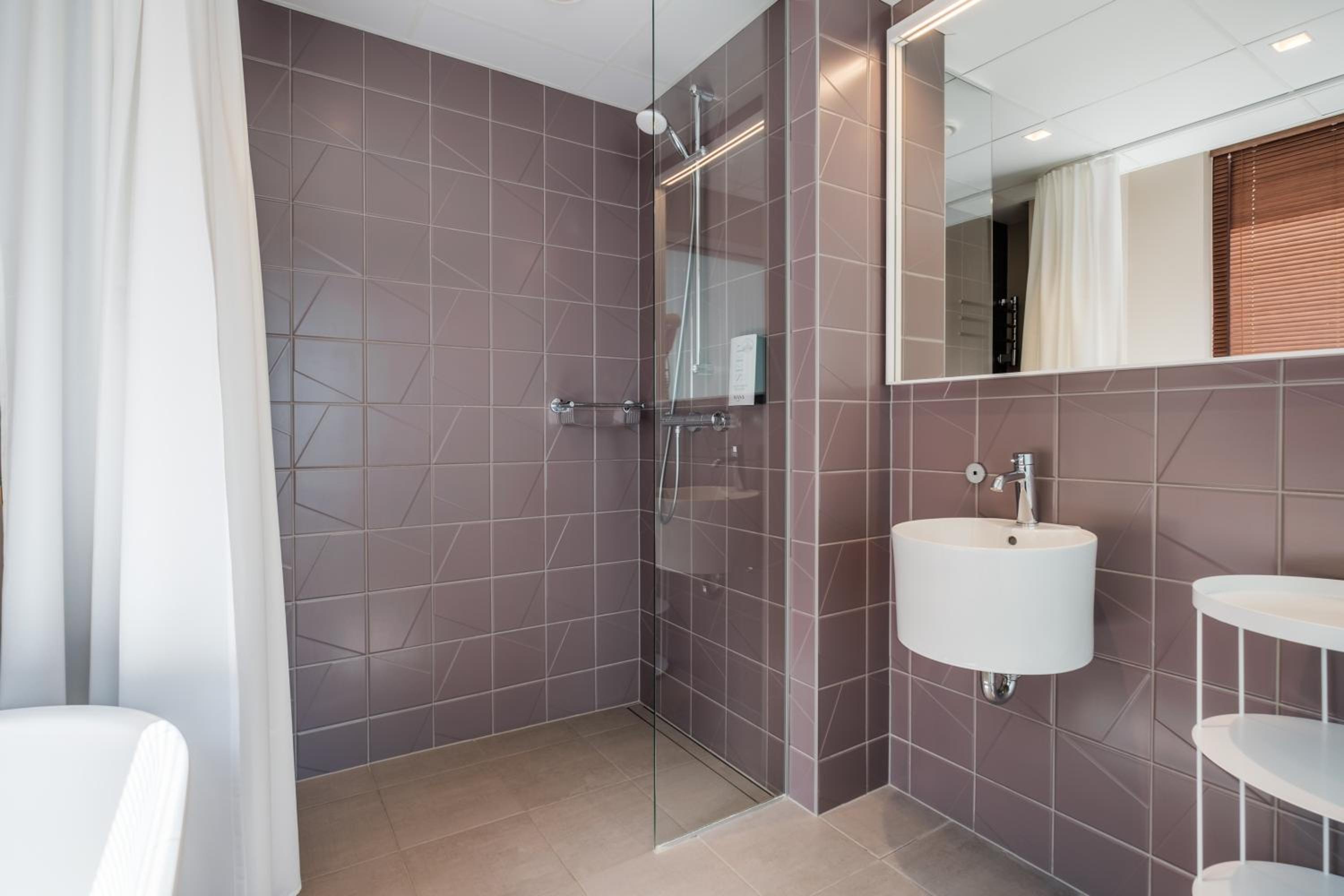 Deluxe Suite - Photo 8