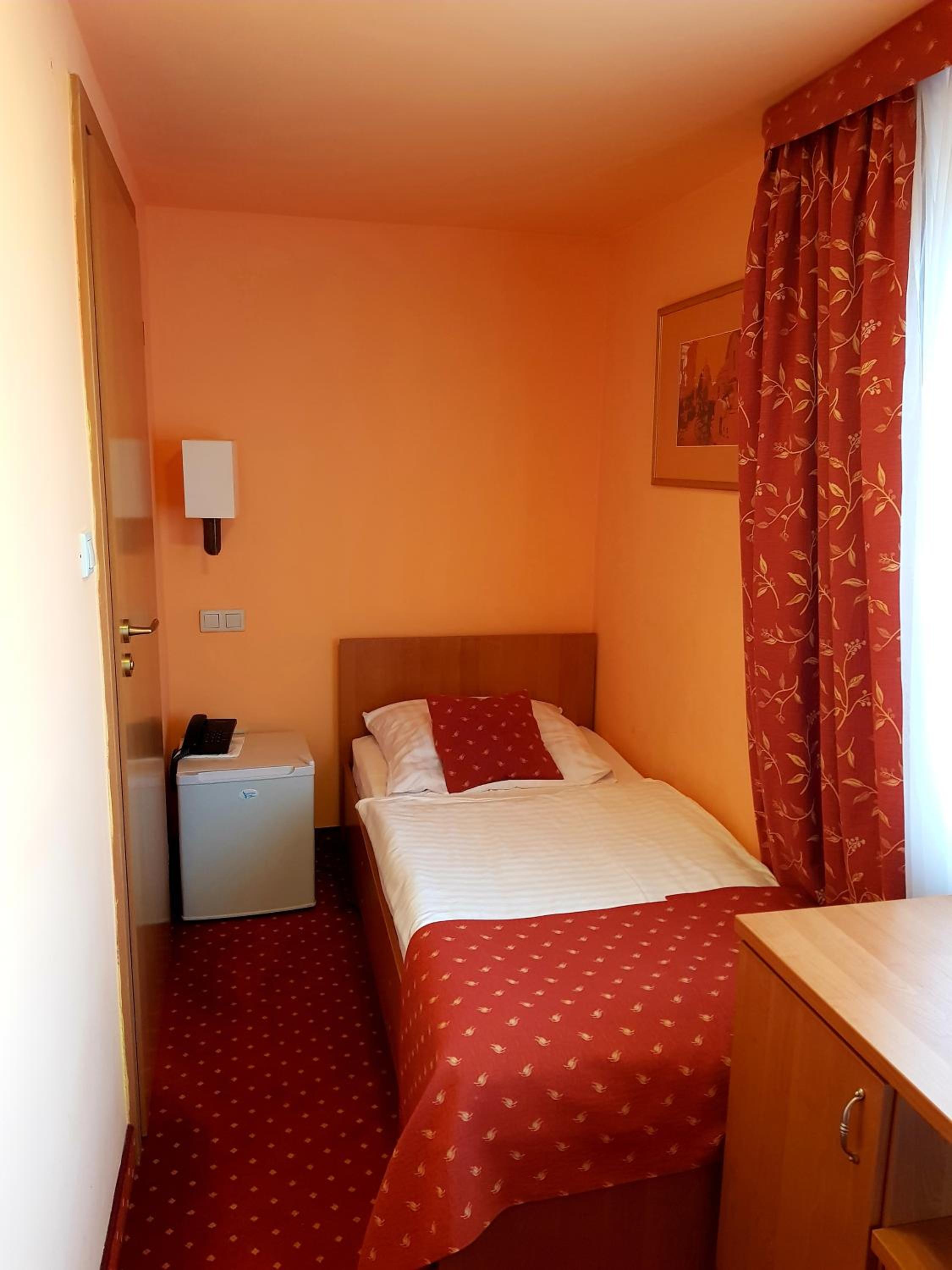 Small Single Room photo 3