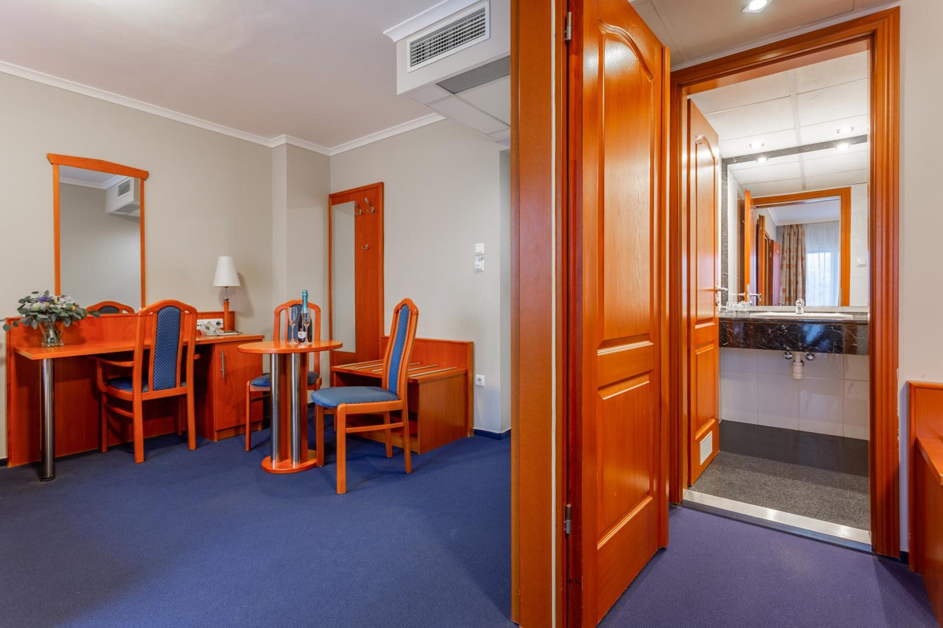 Family Room (2 Adults + 2 Children) - Photo 4
