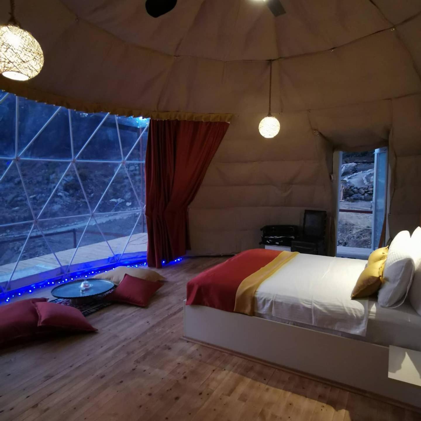 Deluxe King Room - Photo 14