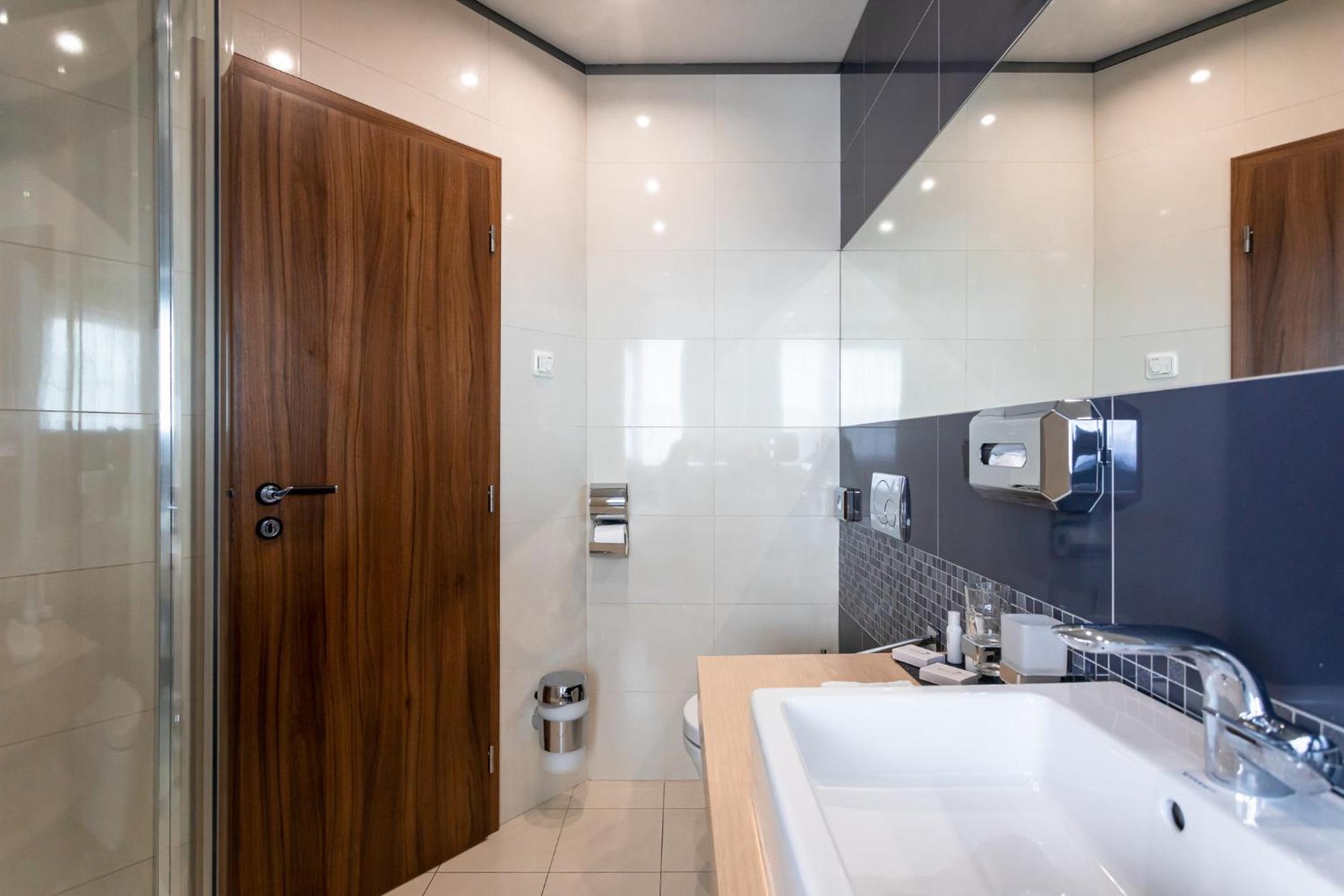 Standard Double Room - Photo 8