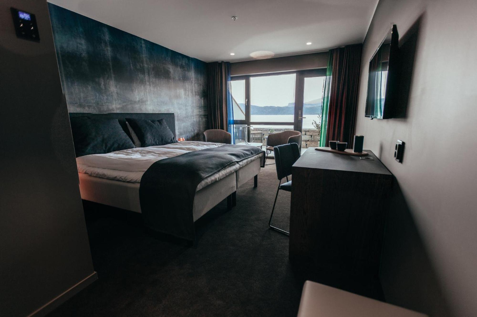 Deluxe Double Room with Balcony and Sea View photo 2