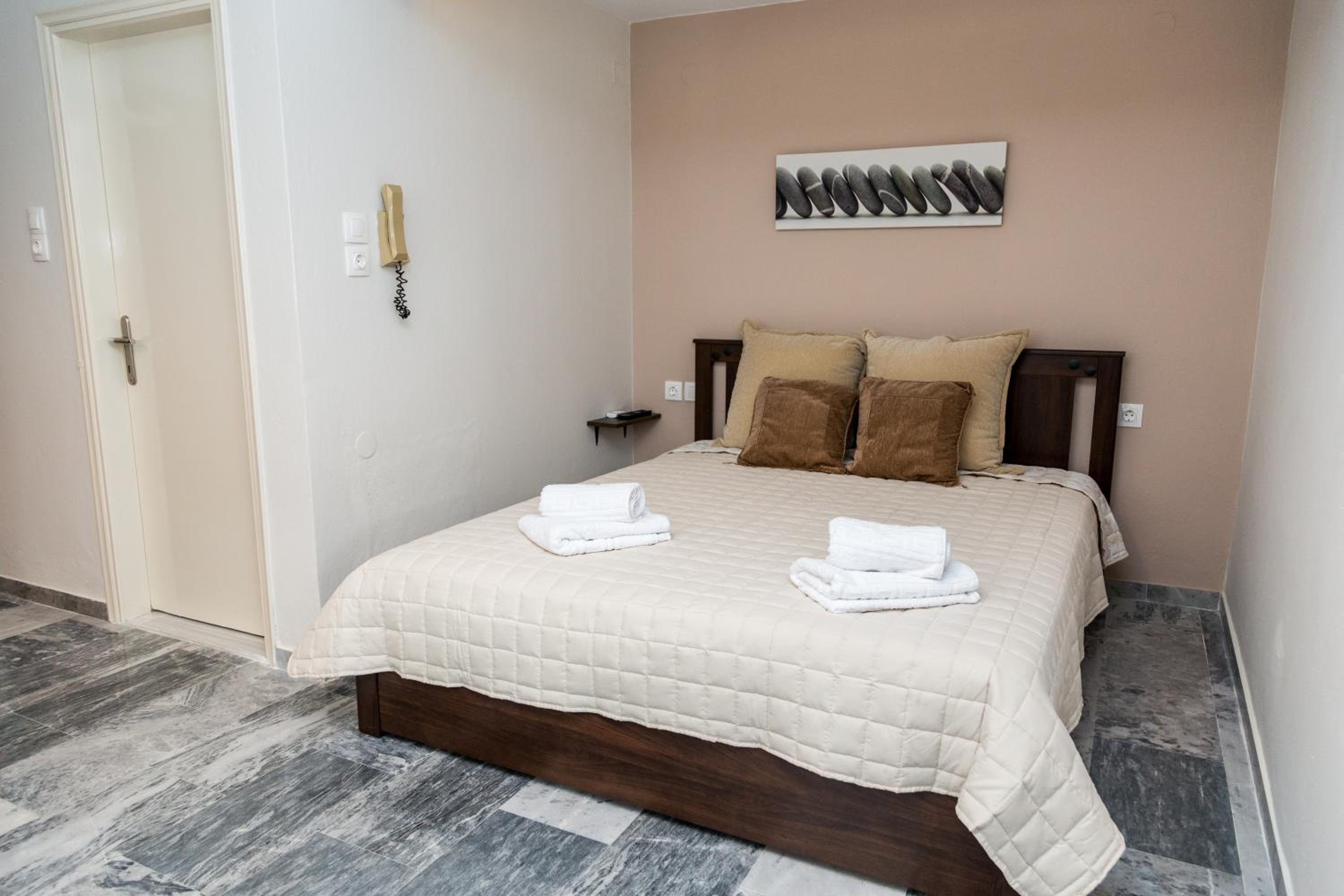 One-Bedroom Apartment - Photo 1