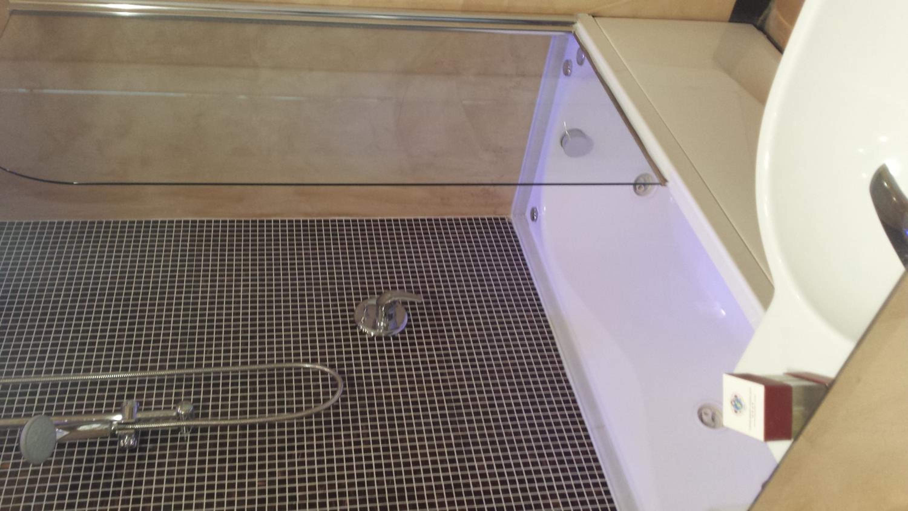 Classic Double Room with Partial Sea View and Spa Bath - Photo 17