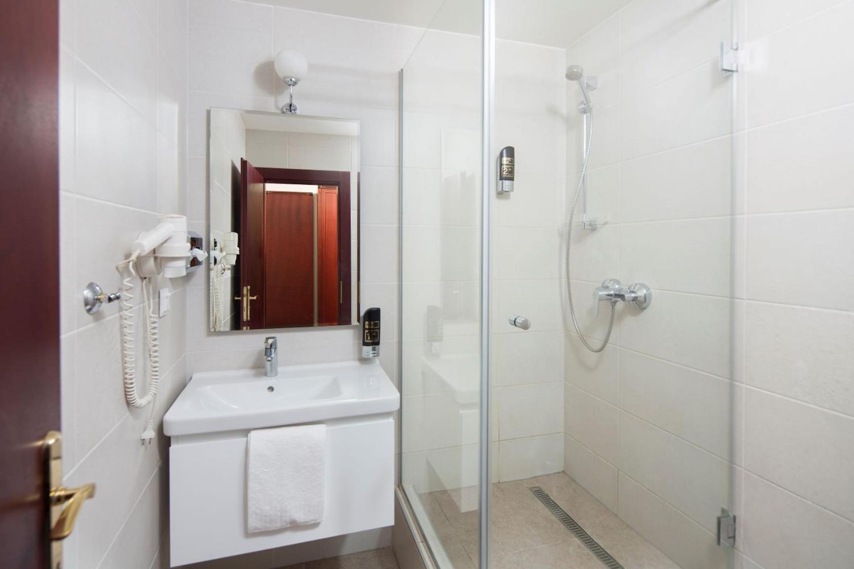 Double or Twin Room - Photo 2