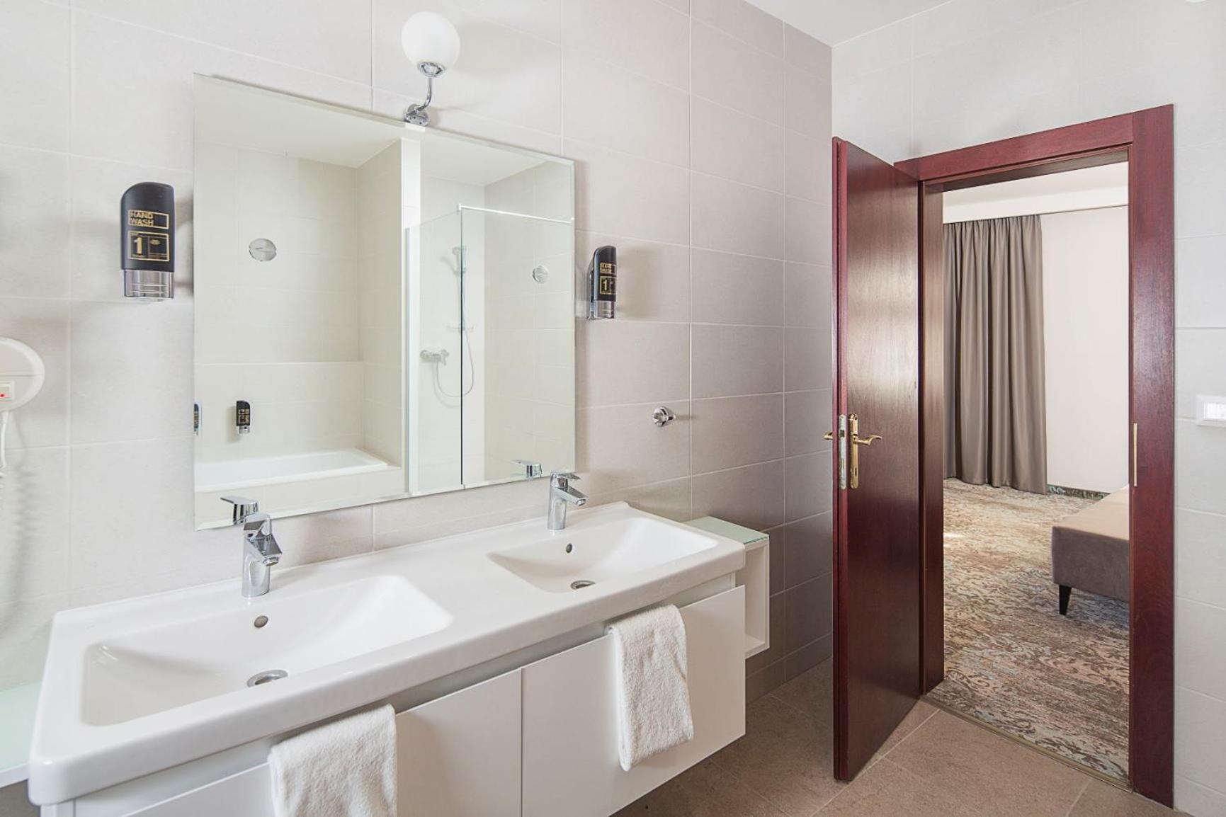 Double Room - Photo 2