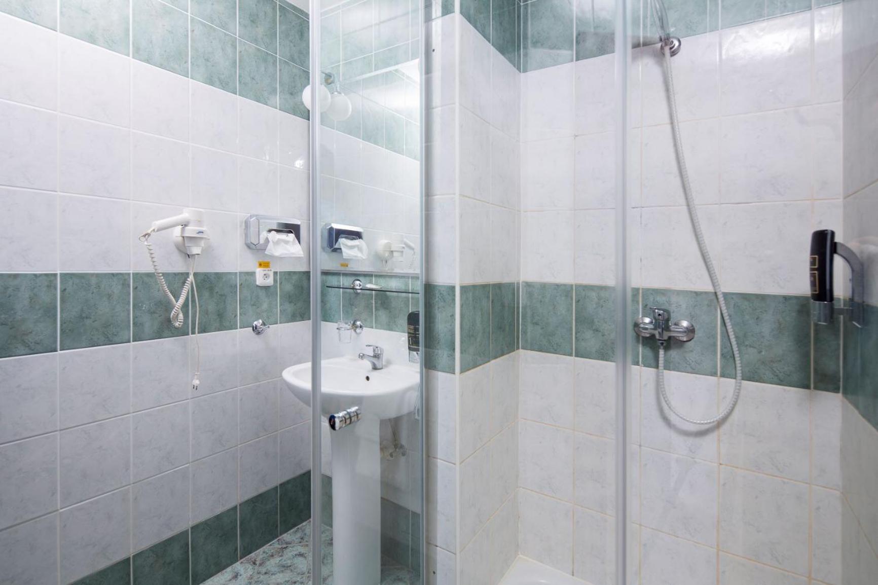 Double or Twin Room - Photo 4