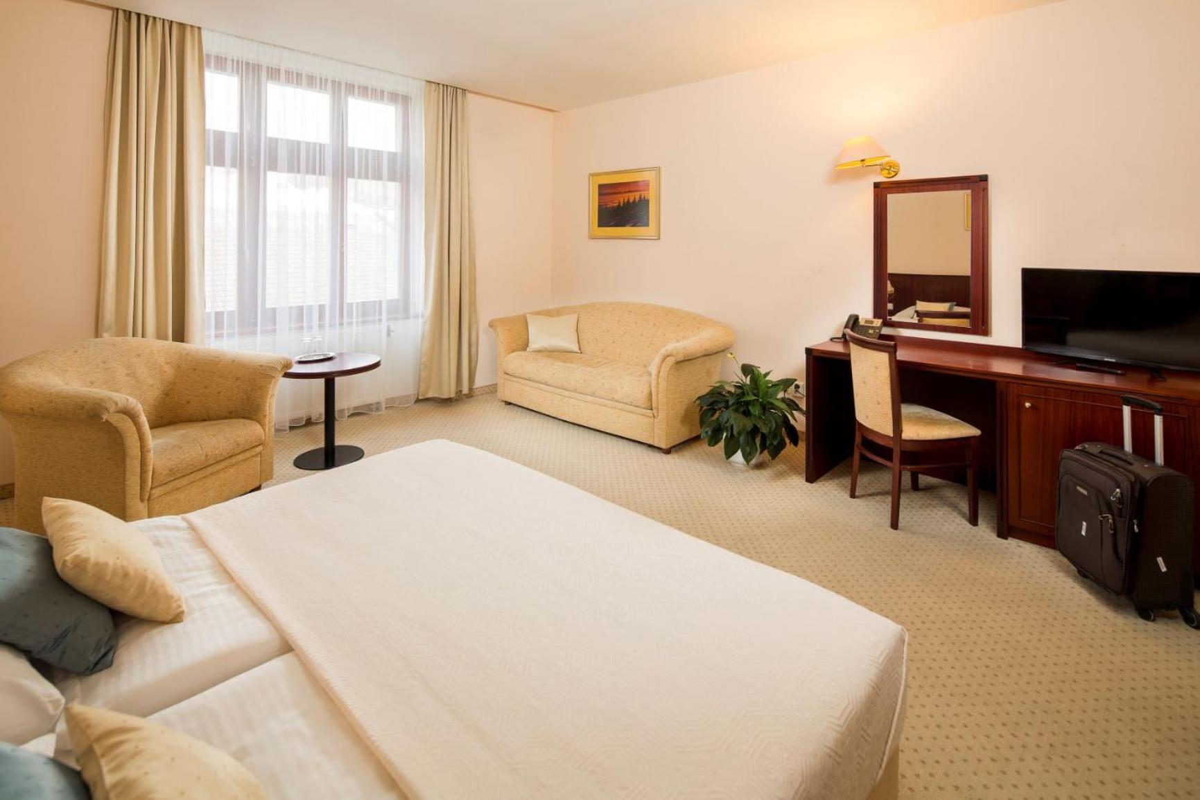Double or Twin Room - Photo 5