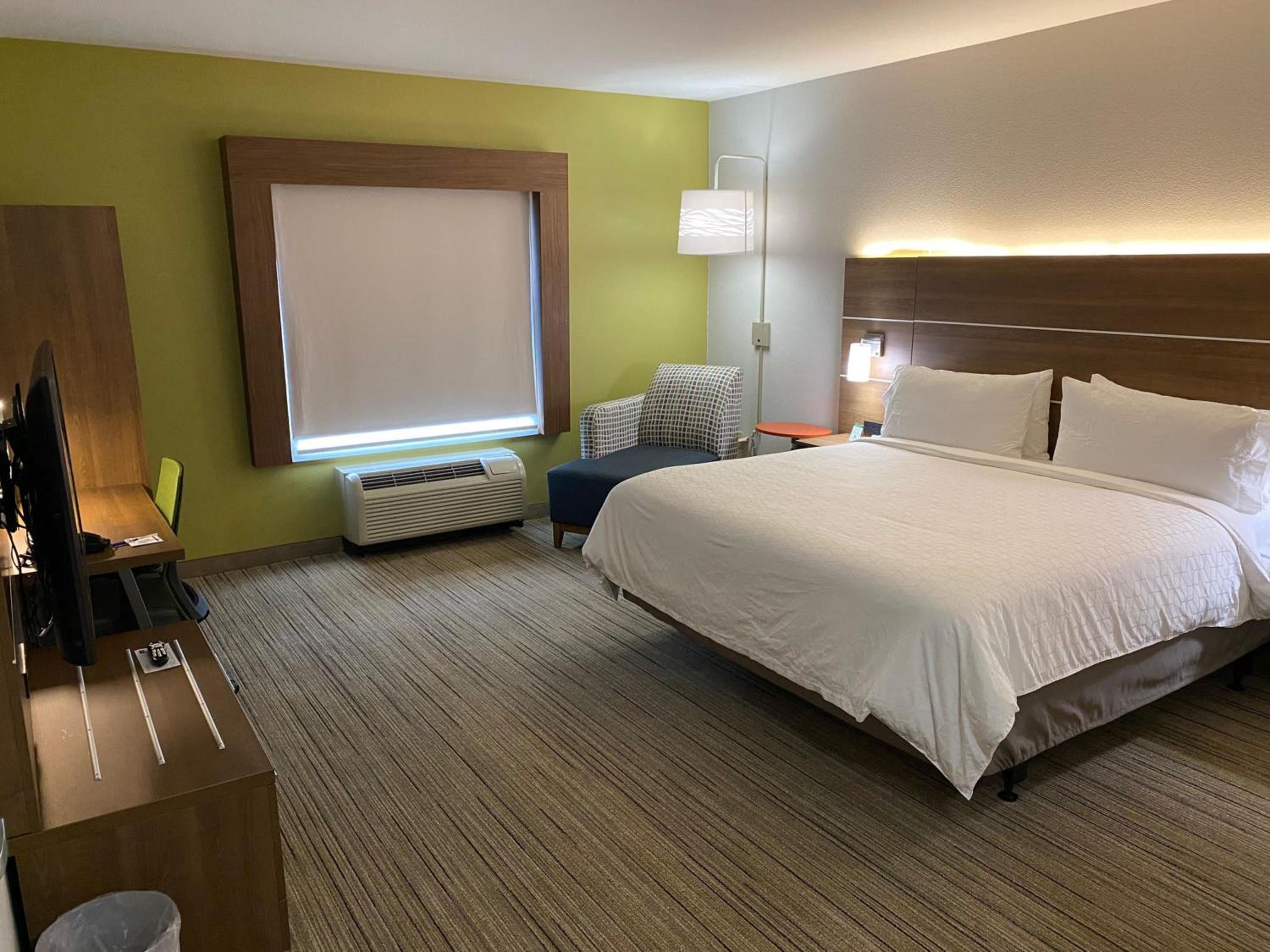Standard King Room with Mobility Accessible Tub - Photo 1