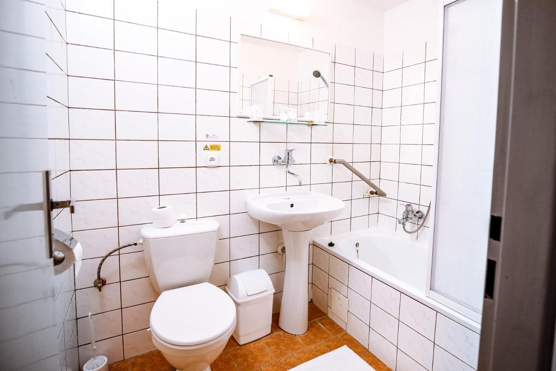 Budget Twin Room - Photo 2