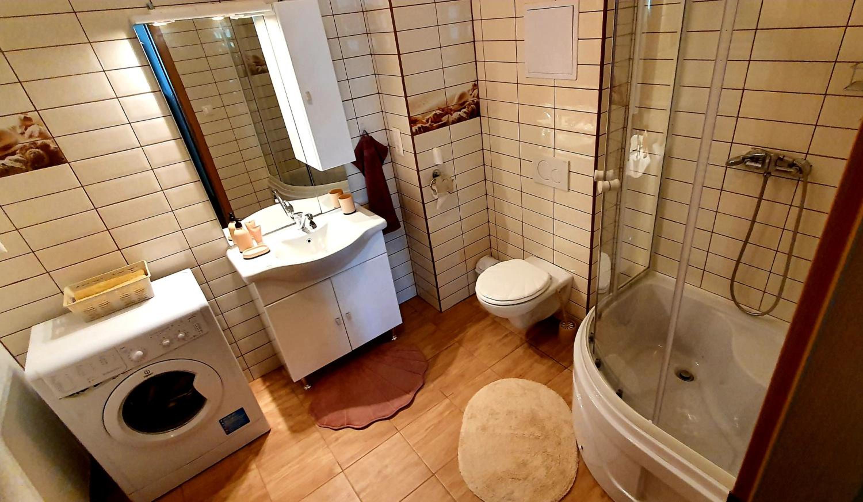 Two-Bedroom Apartment with Lake View - Photo 6
