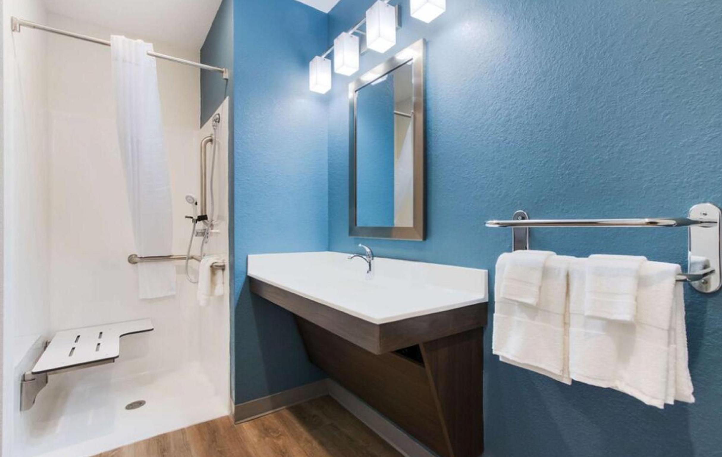 Queen Room  with Roll-In Shower - Disability Access/Non-Smoking photo 2