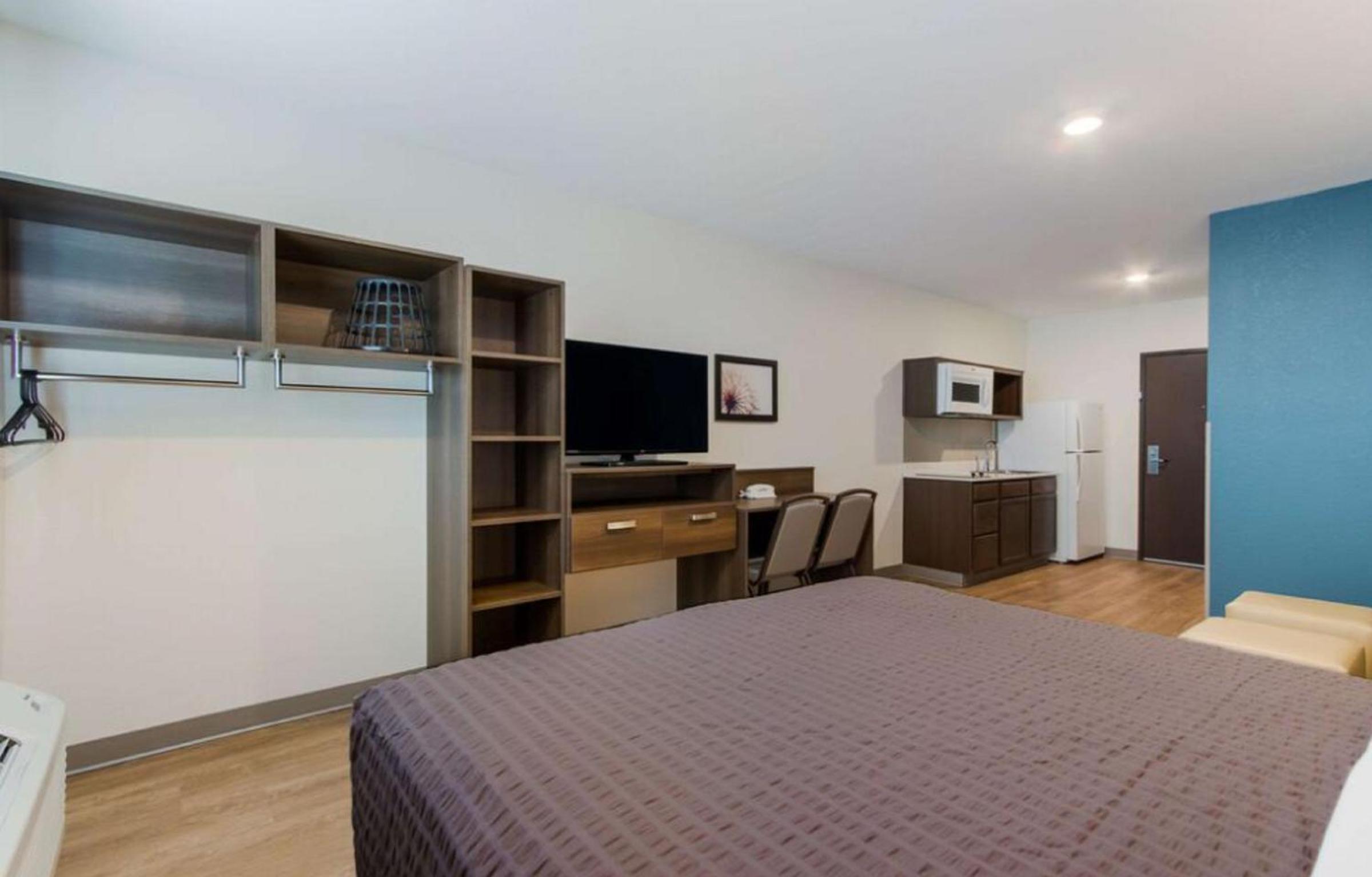 Queen Room  with Tub - Disability Access/Non-Smoking photo 1