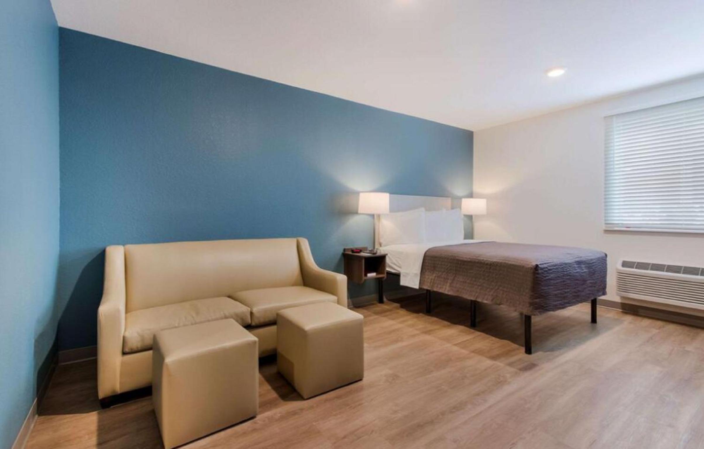 Queen Room with Sofa Bed - Non-Smoking photo 2