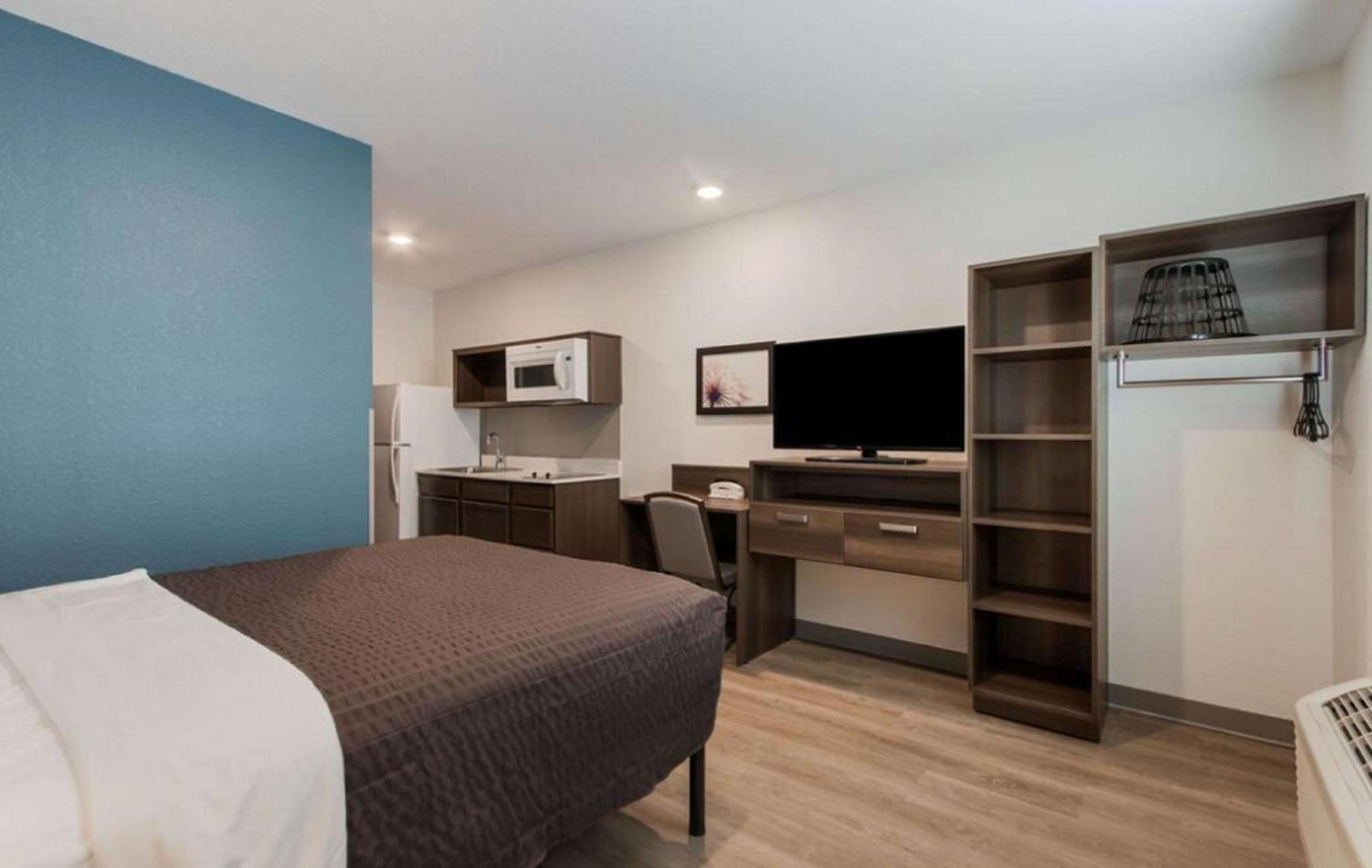 Queen Room  with Roll-In Shower - Disability Access/Non-Smoking photo 3
