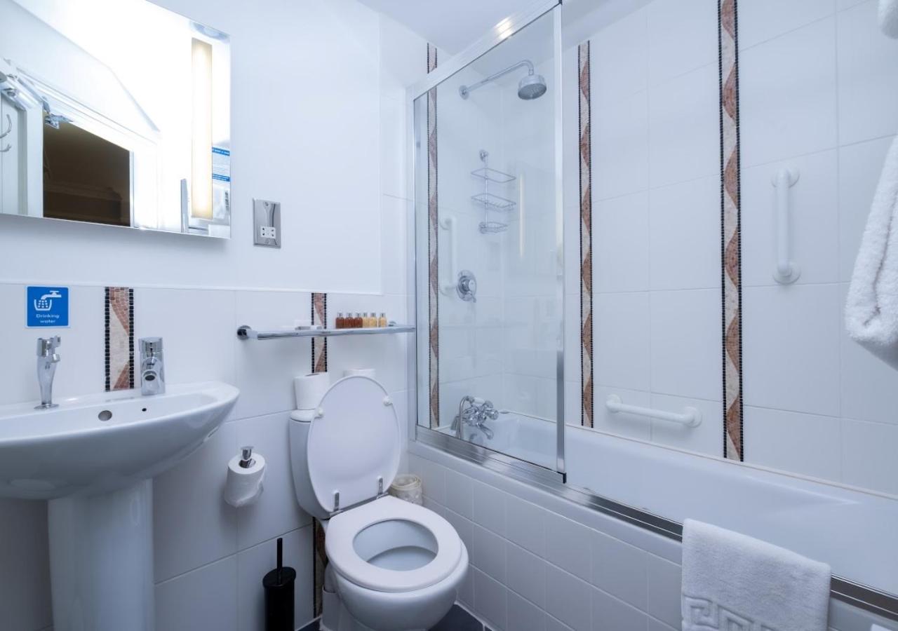 Triple Room thumbnail 5