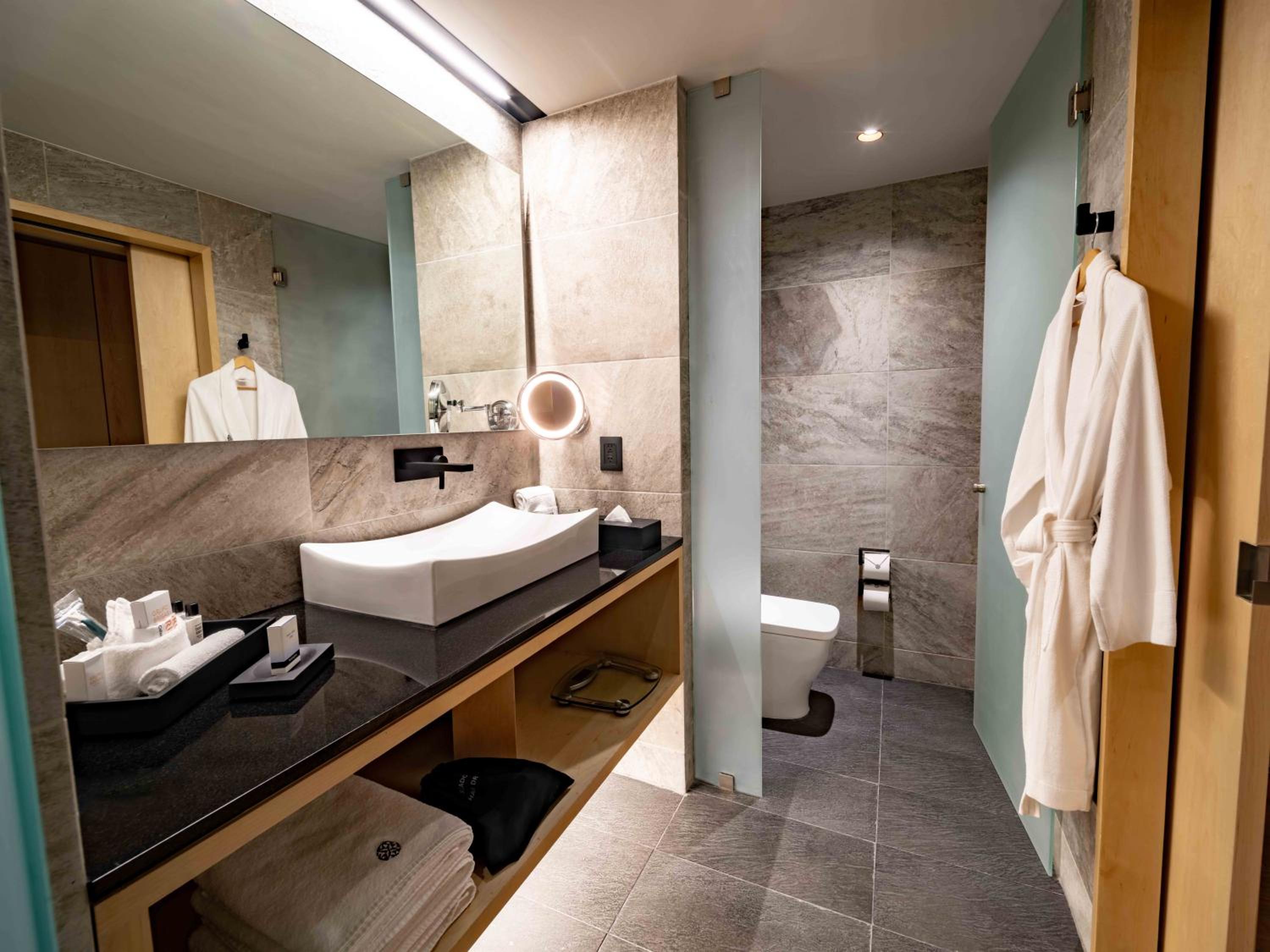 Deluxe King Room - Photo 3