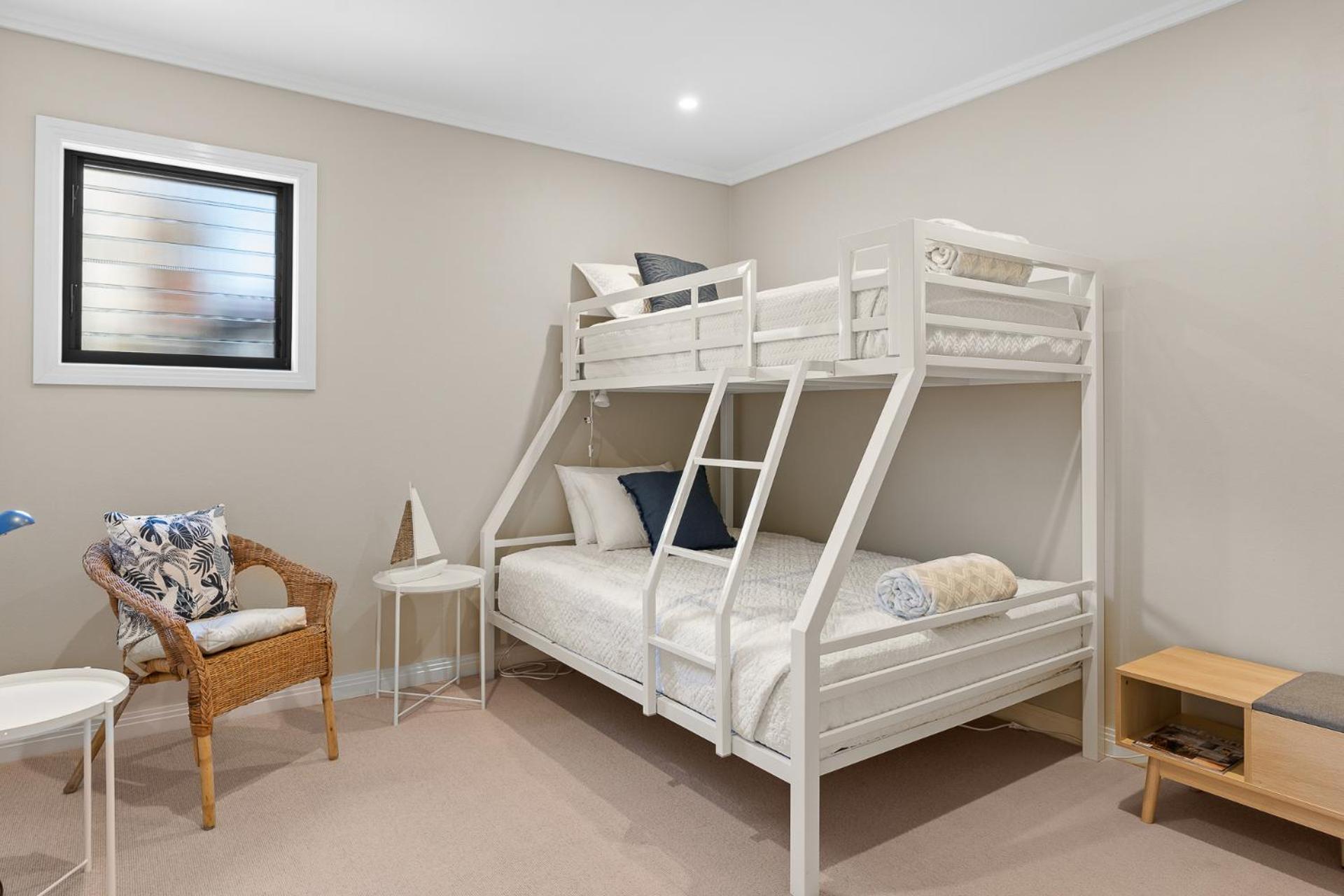 Five-Bedroom House photo 1