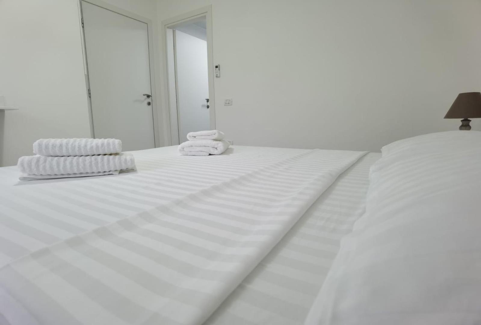 Deluxe Double Room with Shower - Photo 4