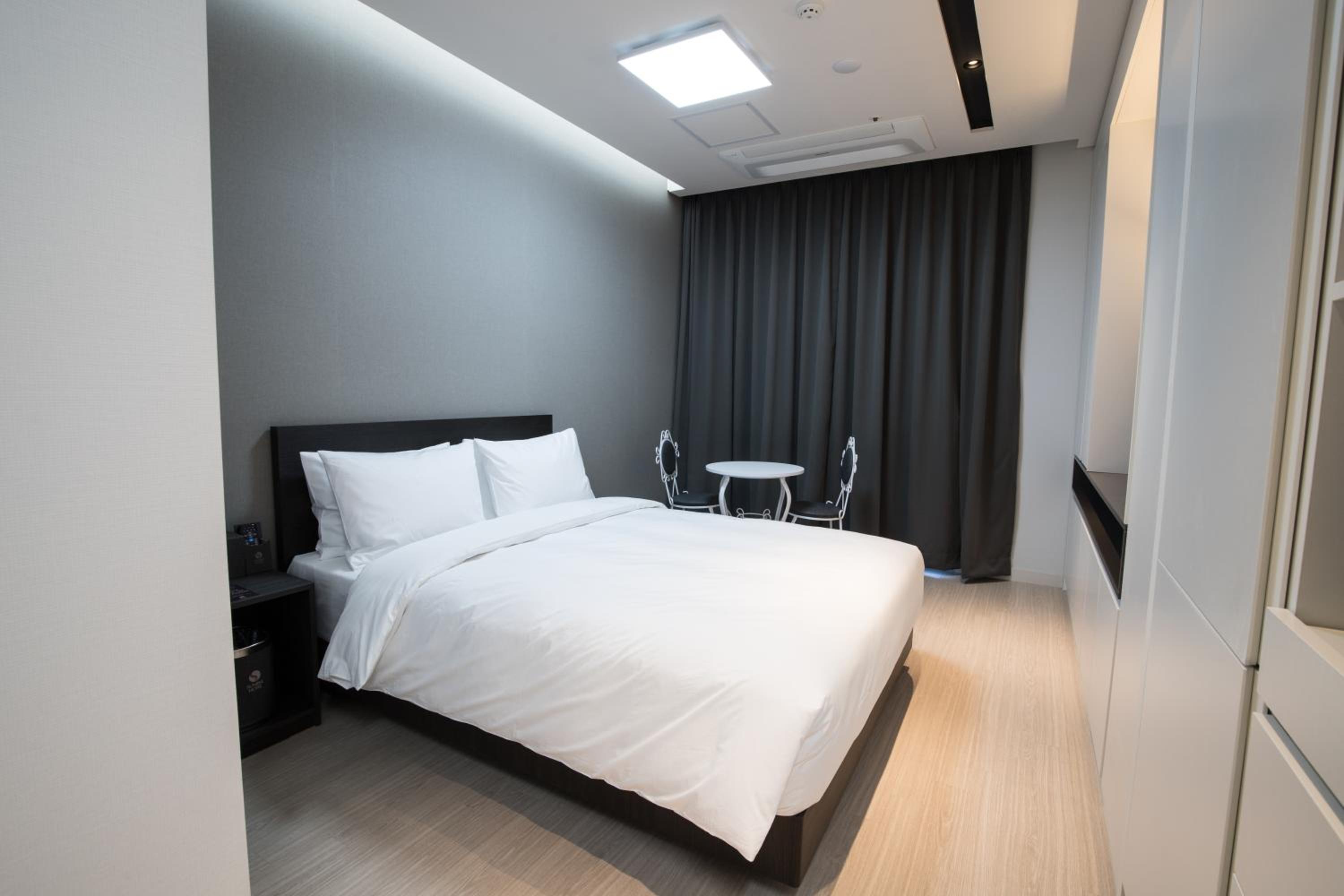 Standard Double Room with Lake View