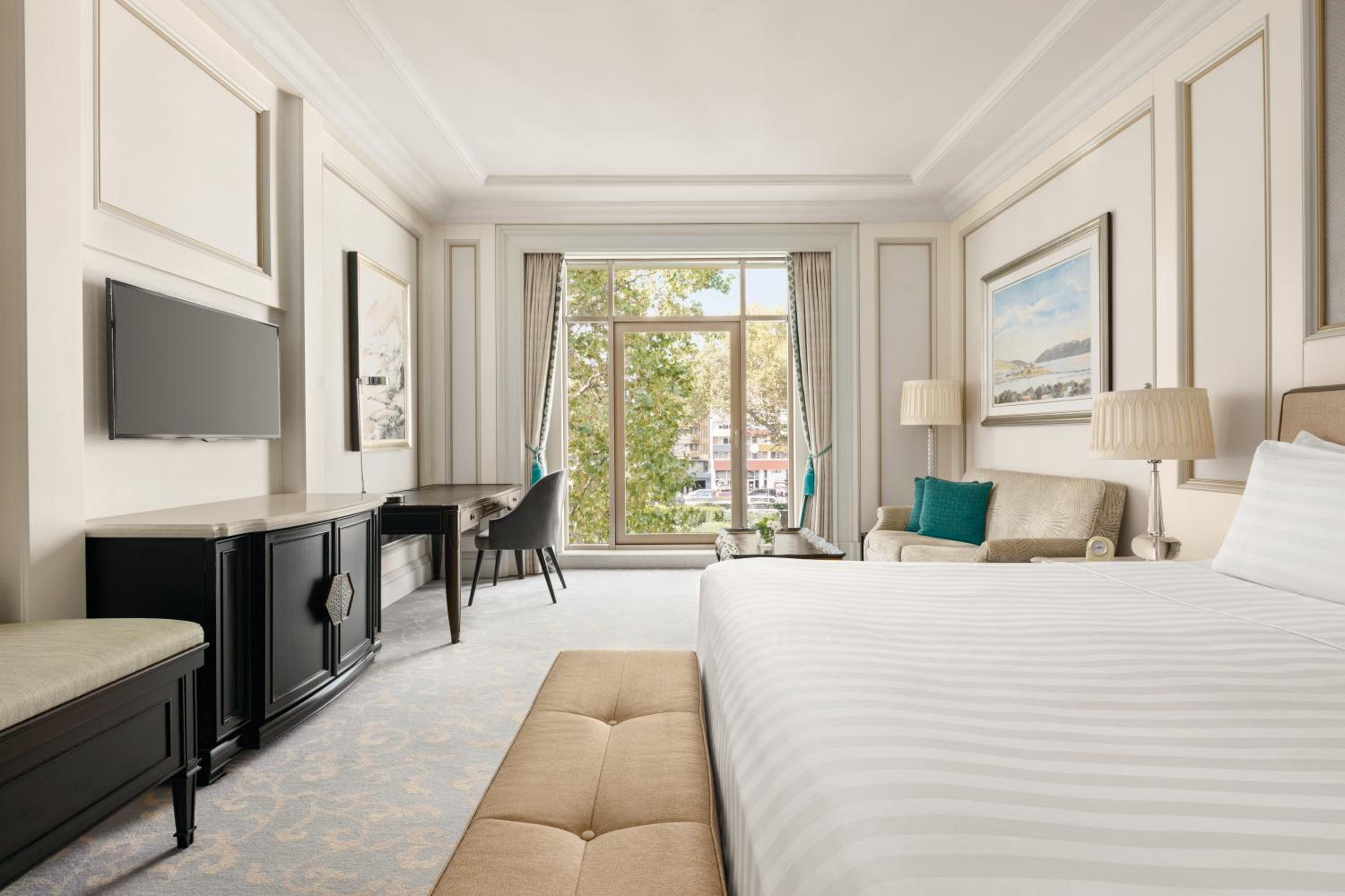 Deluxe Room with City View - Photo 4