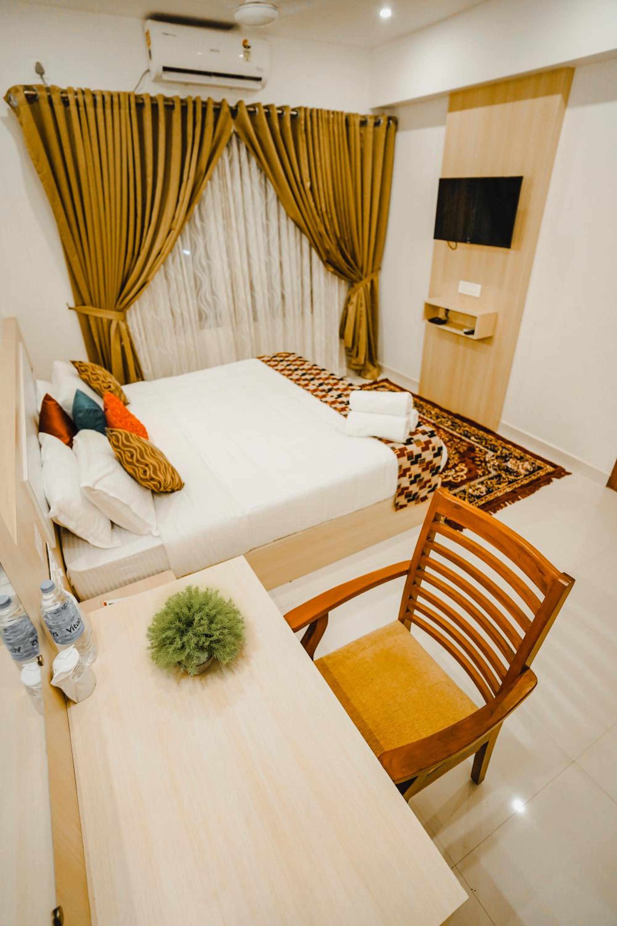 Deluxe King Room - Photo 1