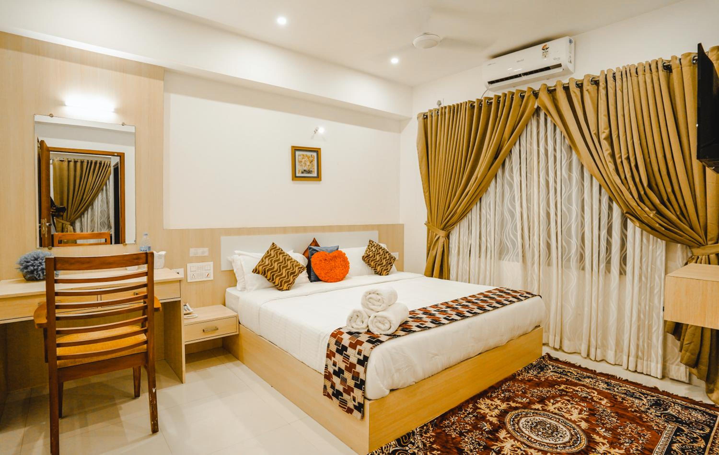 Deluxe King Room - Photo 10