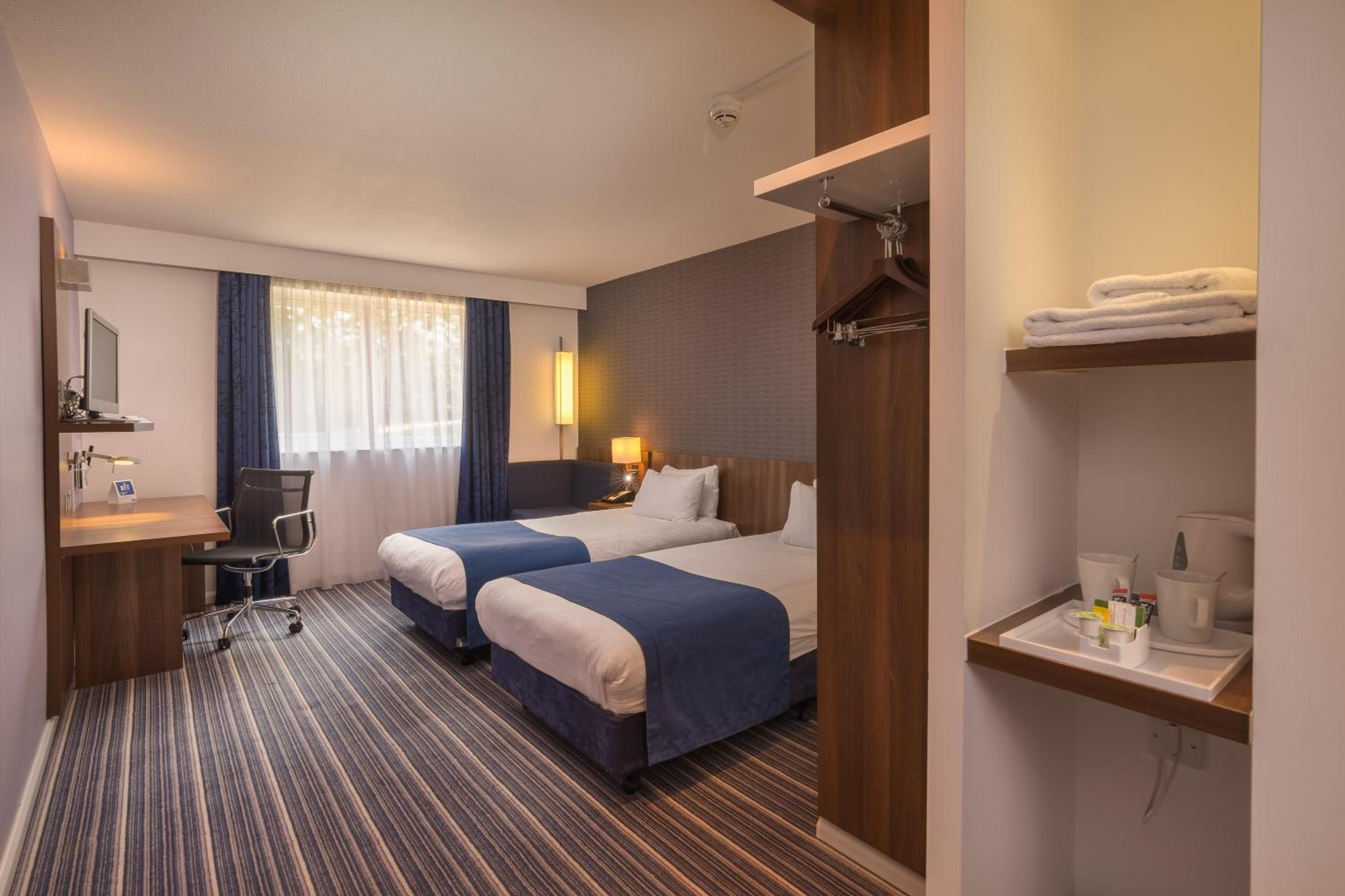 Standard Twin Room with Free Hot Breakfast - Photo 3
