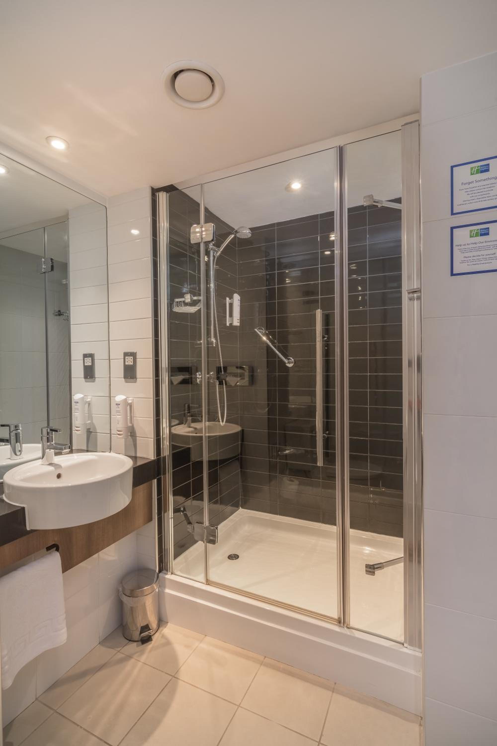 Standard Double Room with Free Hot Breakfast - Photo 2