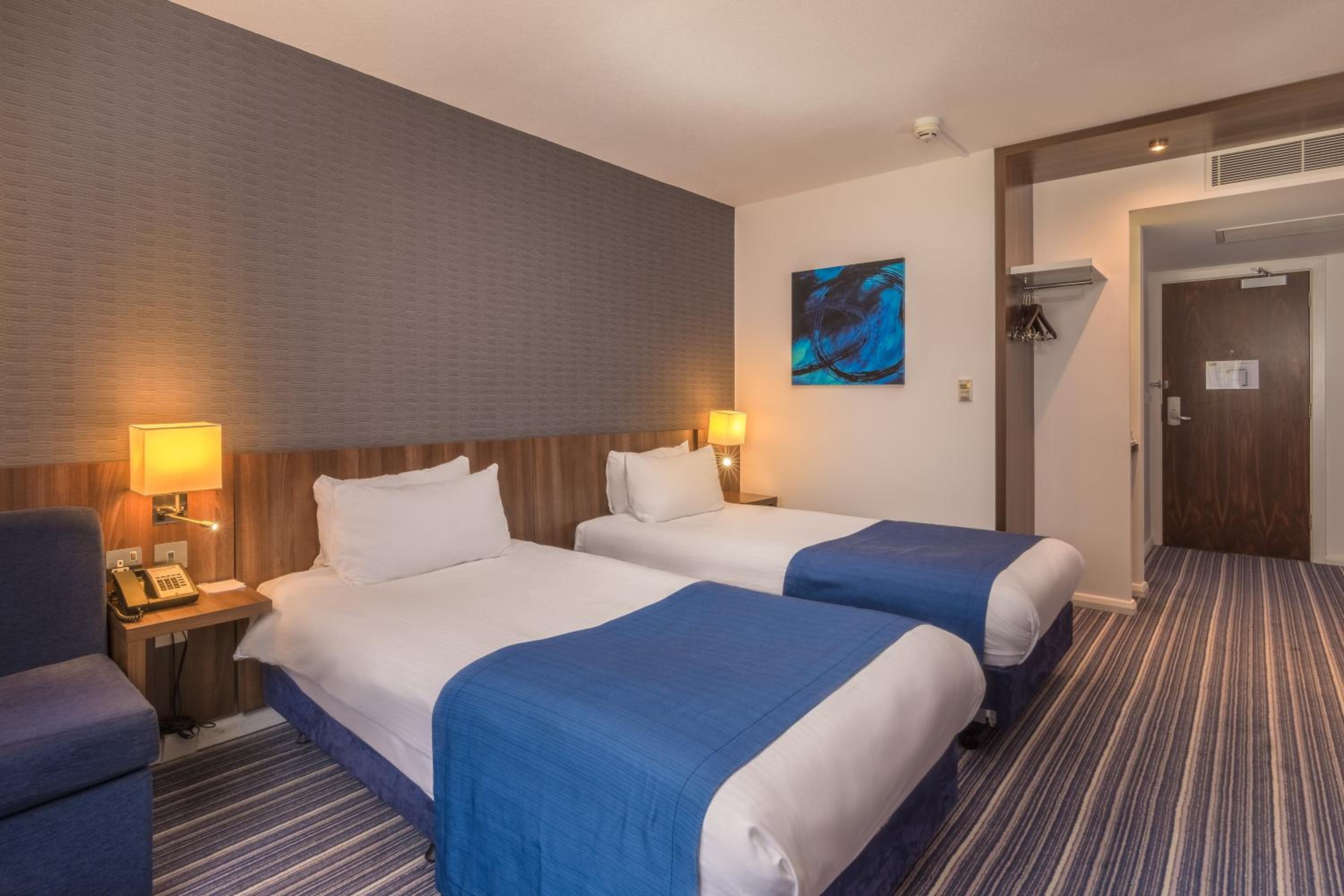 Standard Twin Room with Free Hot Breakfast - Photo 2
