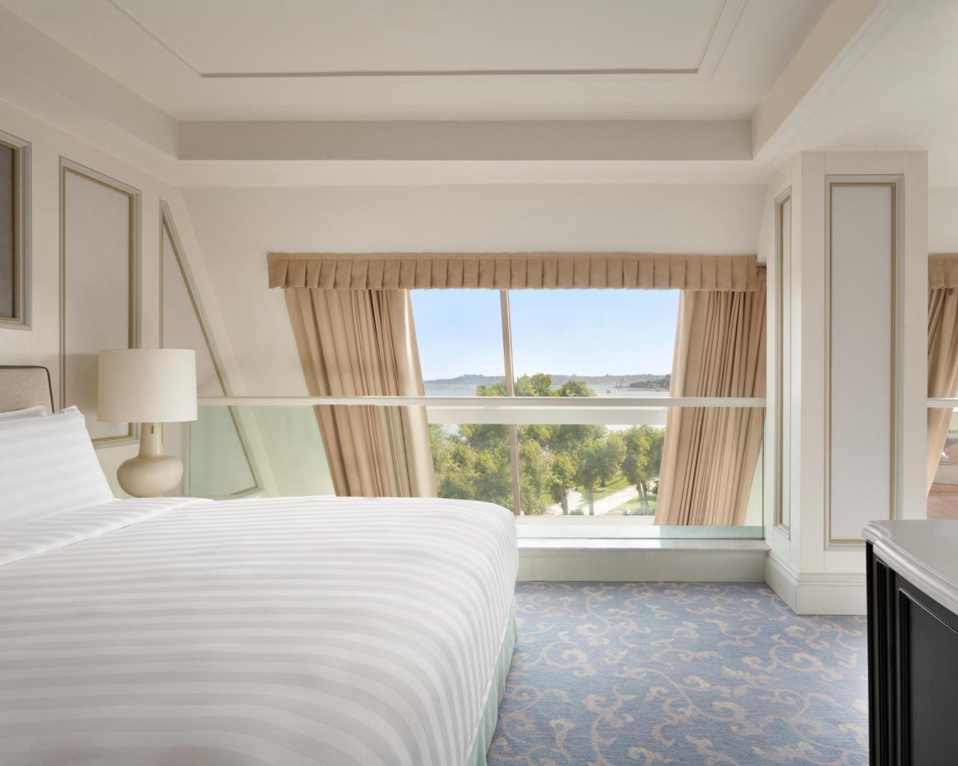 Bosphorus Duplex Suite with exclusive Horizon privileges thumbnail 5