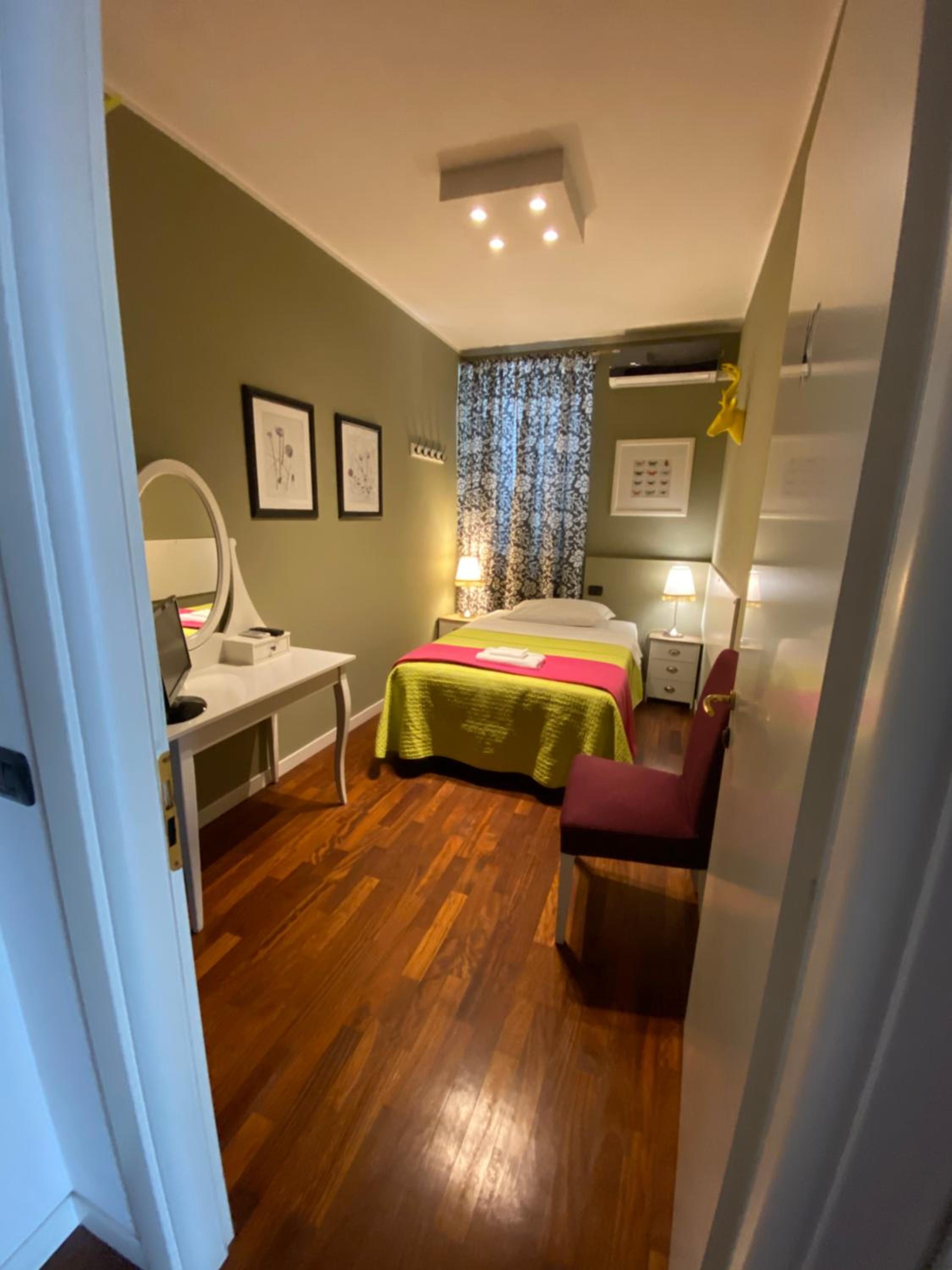 Economy Single Room with Shared Bathroom photo 3