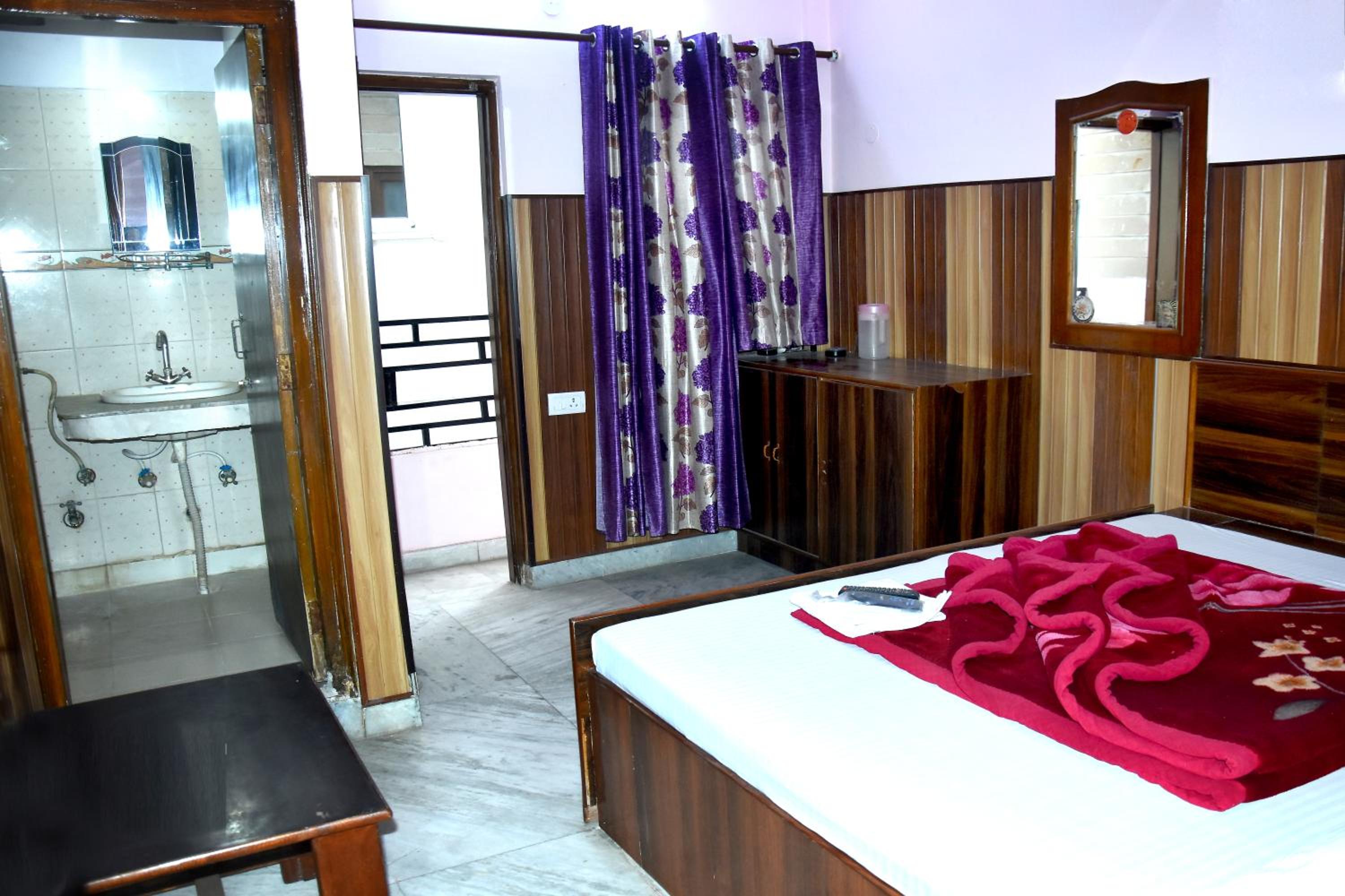 Deluxe Room - Photo 10