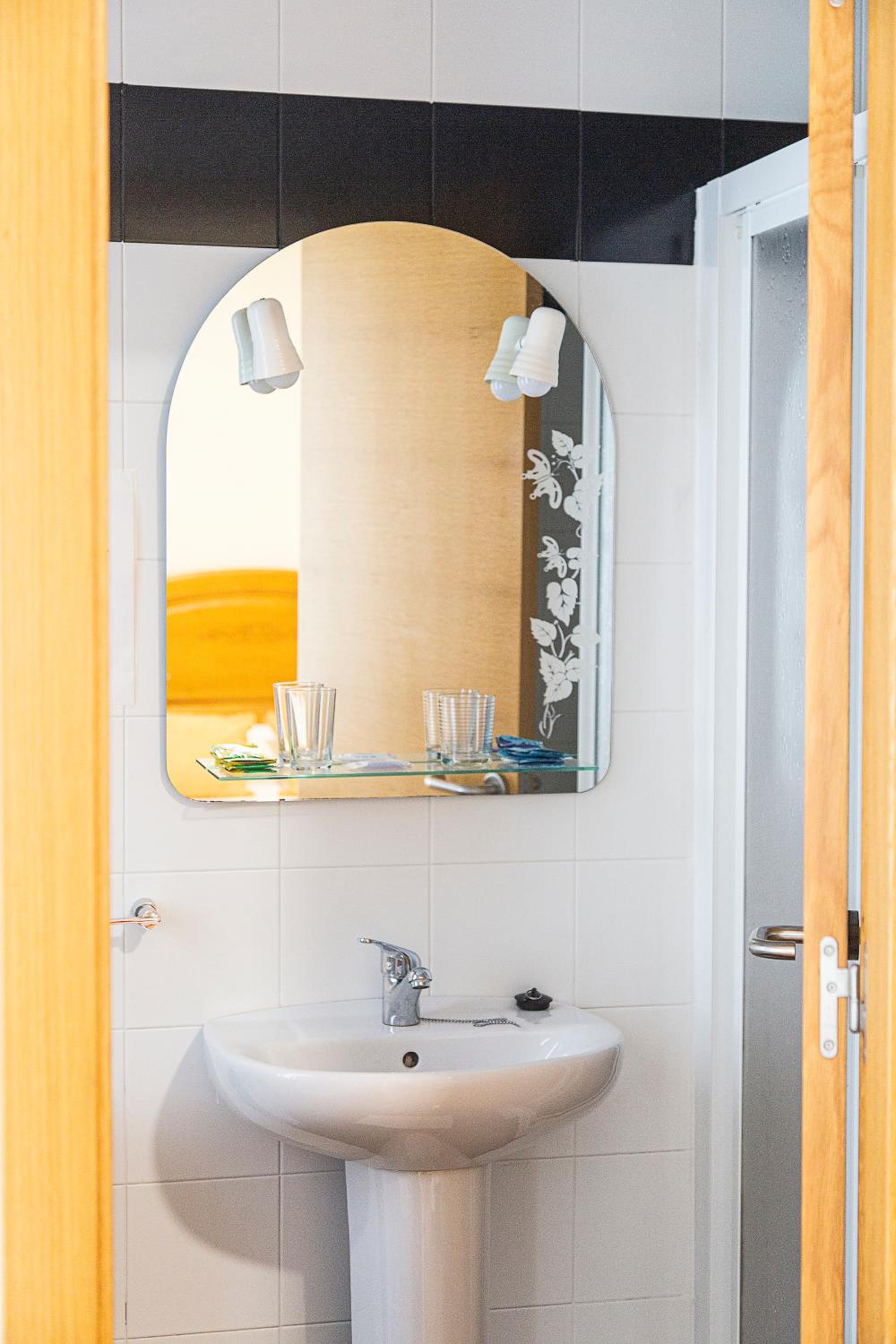 Double Room - Photo 6