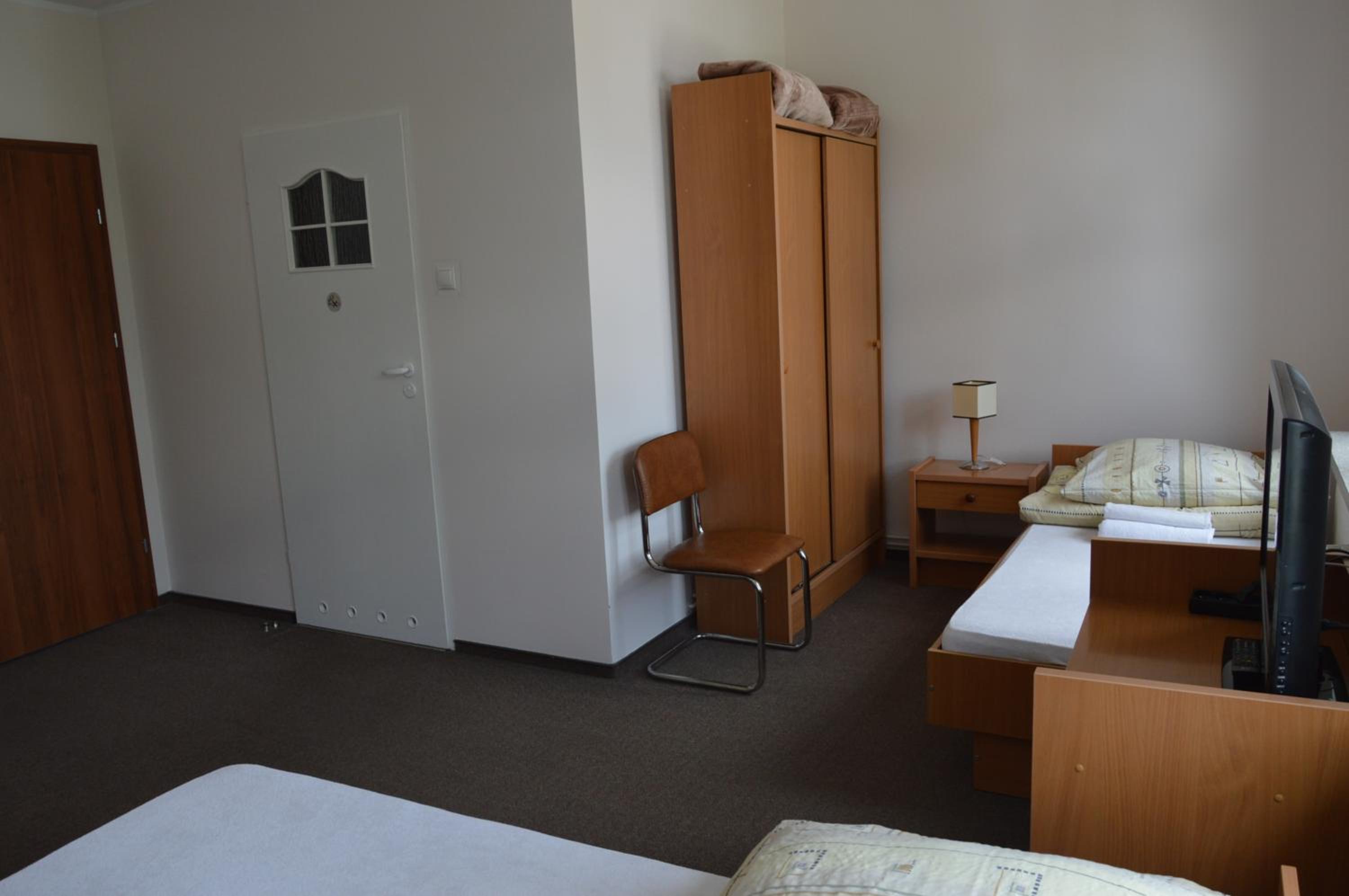 Quadruple Room with Bathroom - Photo 4