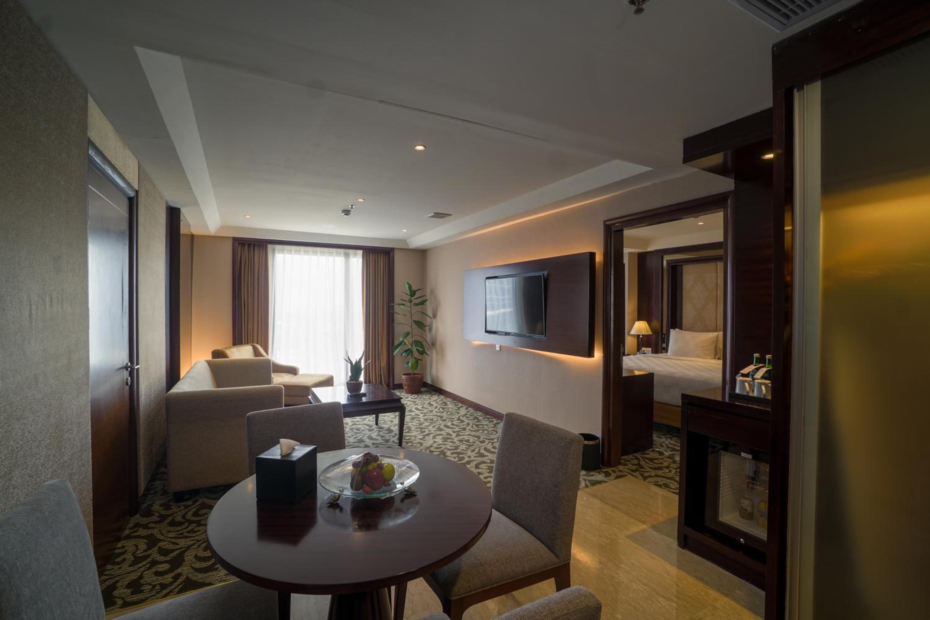 Suite - Photo 1