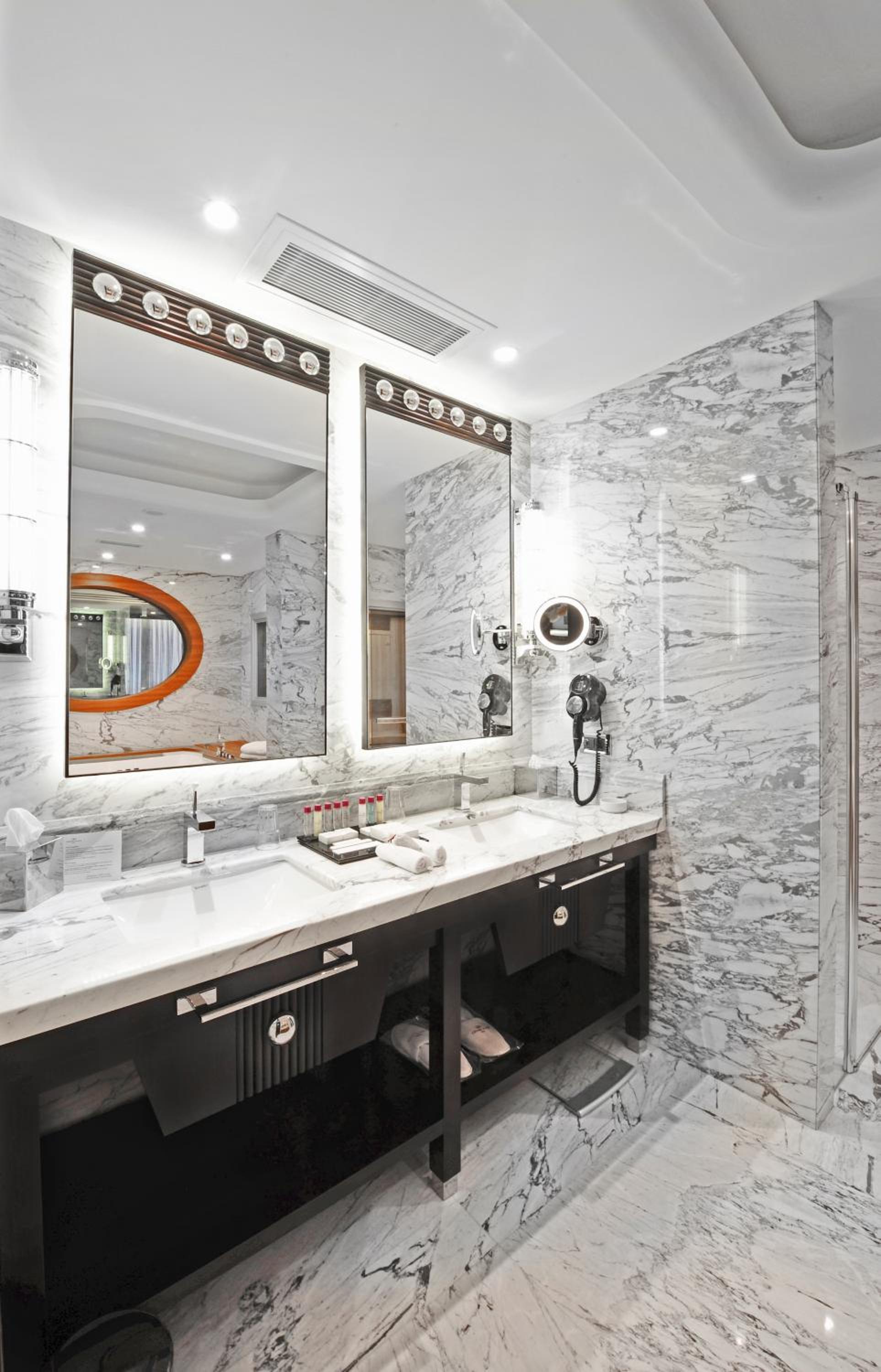 King Suite with Club Lounge Access - High Floor/Smoking